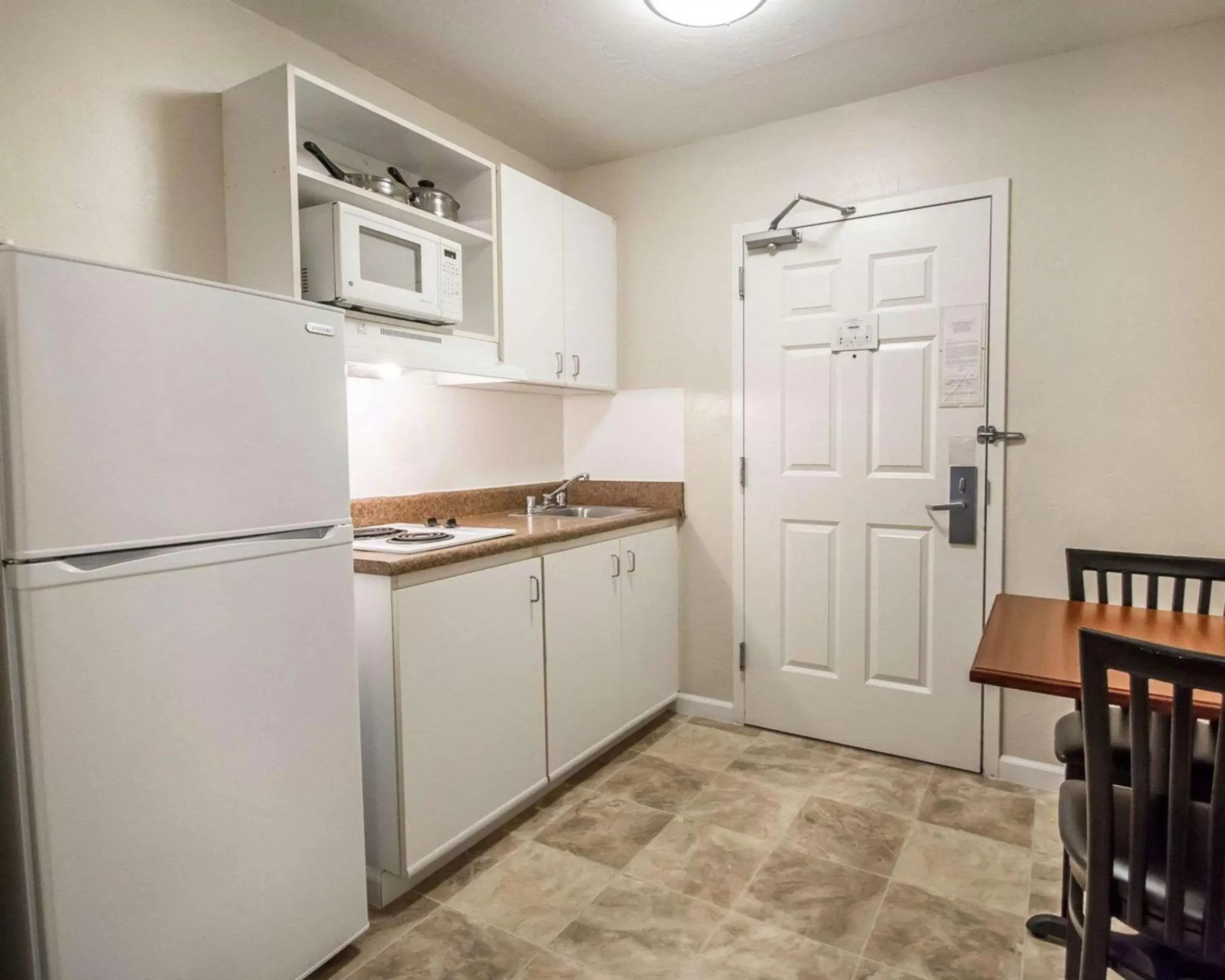 Photo of the whole room, Kitchen/Kitchenette in Suburban Studios Melbourne Airport