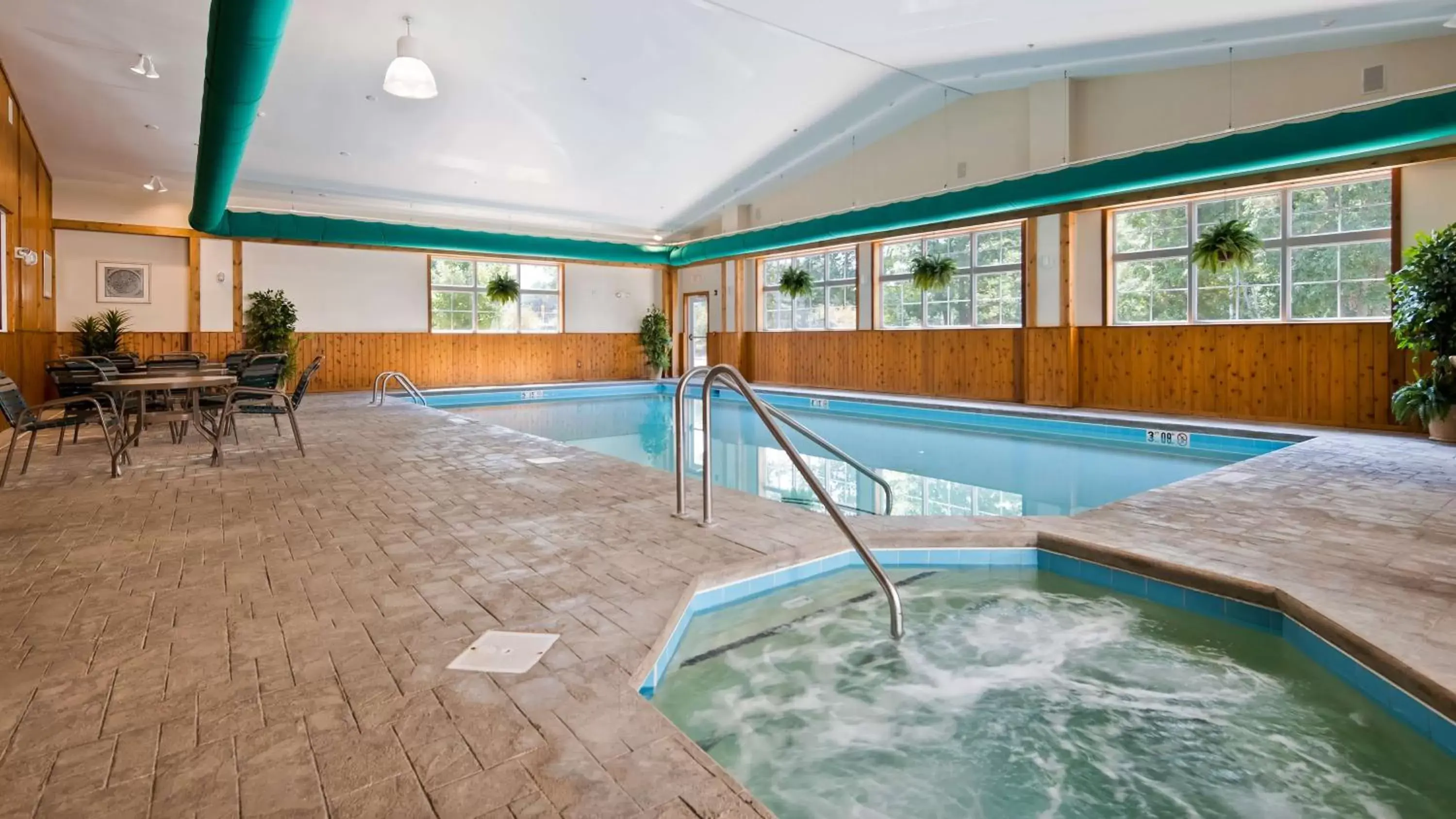 On site, Swimming Pool in Best Western Plus Crossroads Inn & Suites