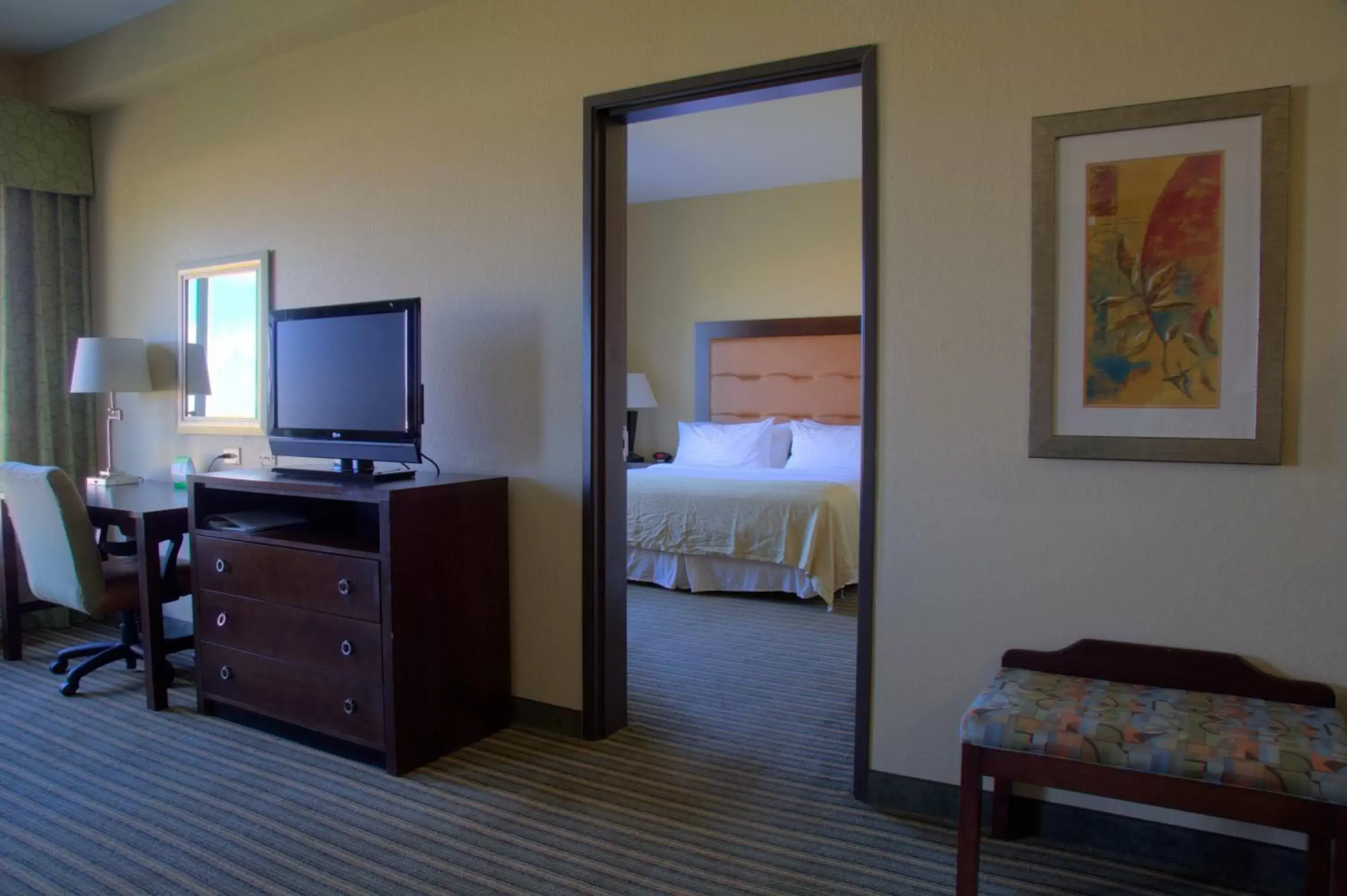 Bedroom, TV/Entertainment Center in Holiday Inn Pearl - Jackson Area, an IHG Hotel