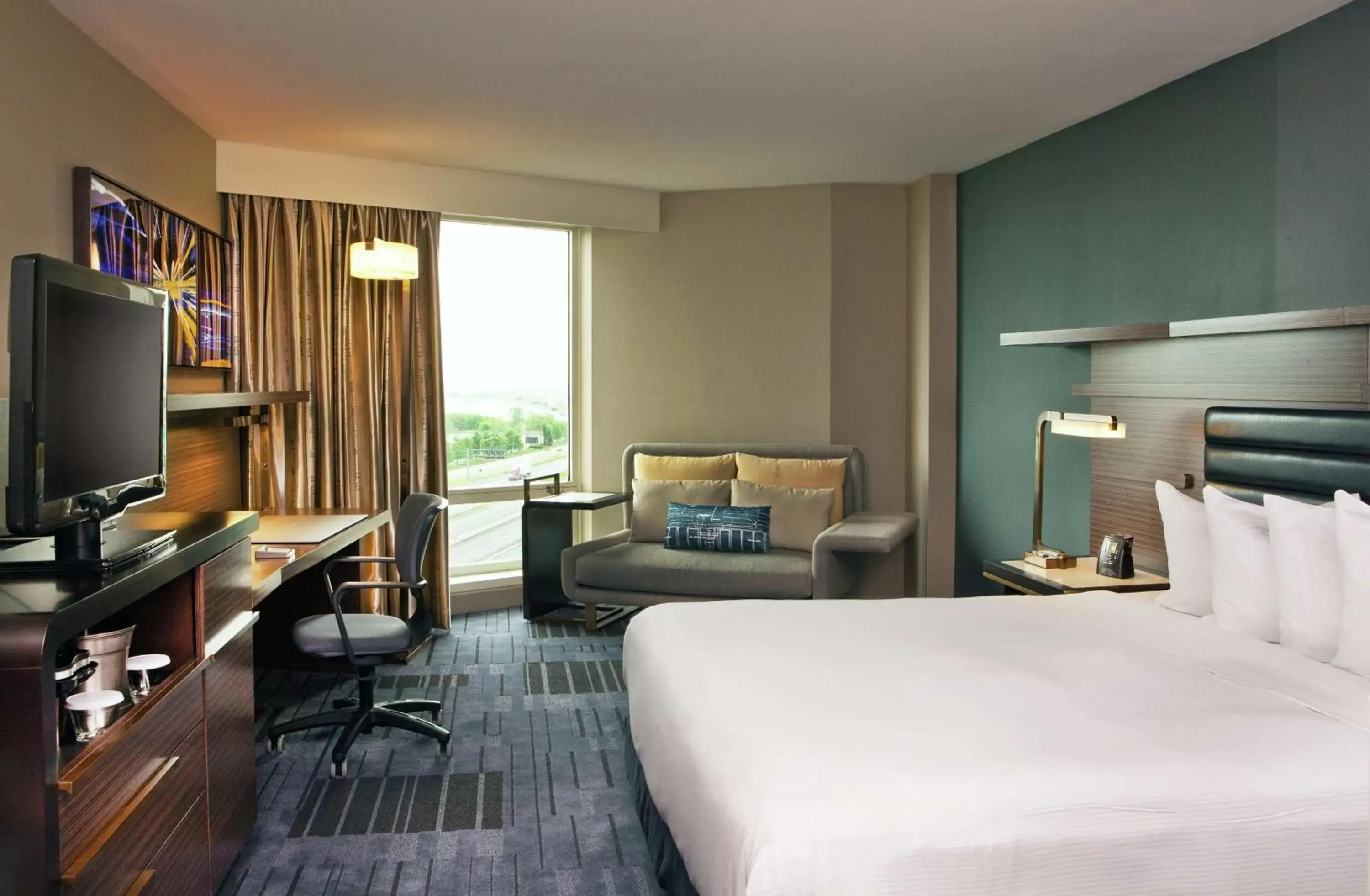 Bedroom in Hilton Newark Airport