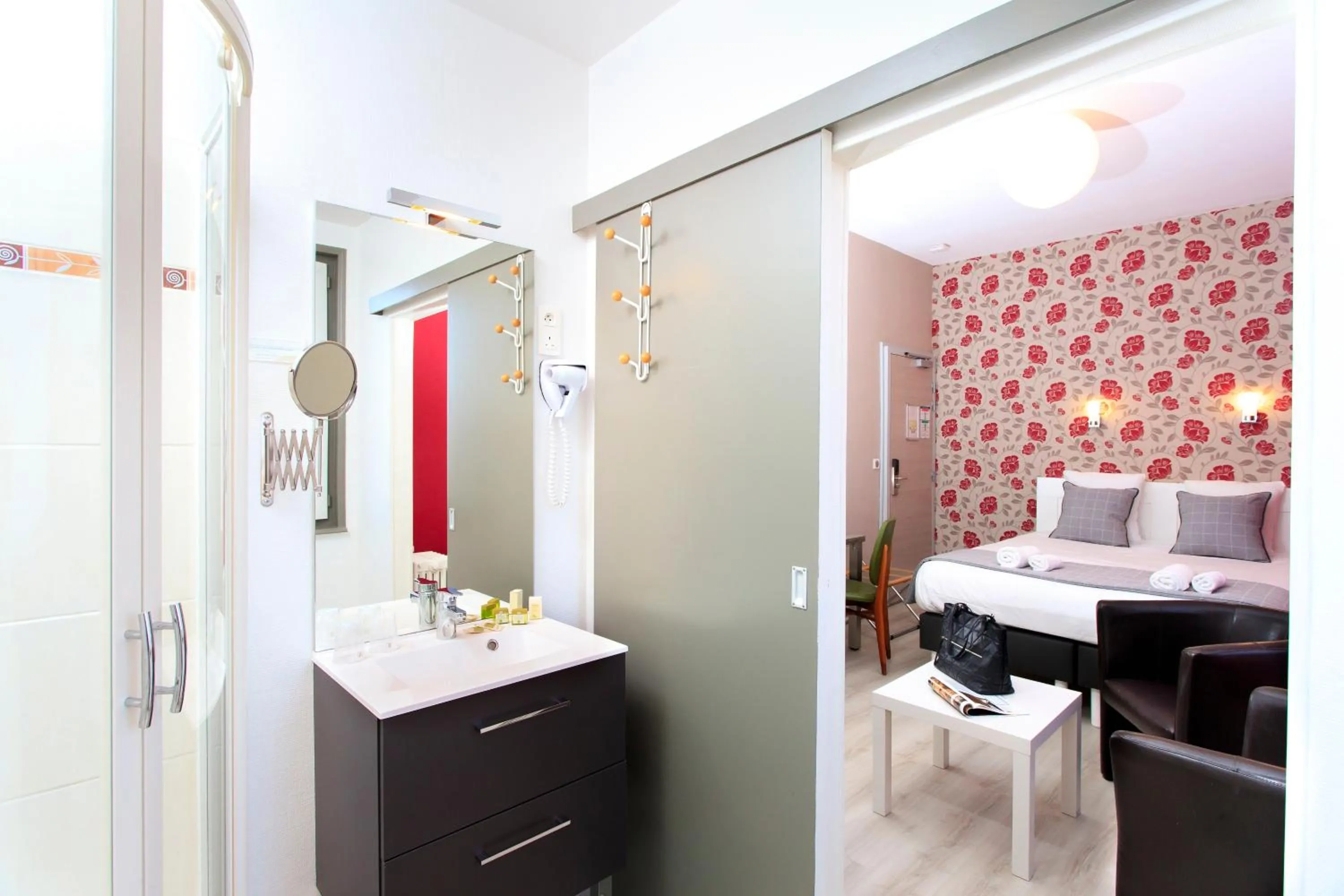 Bathroom, Bed in Logis Hotel & Restaurant de la Basilique