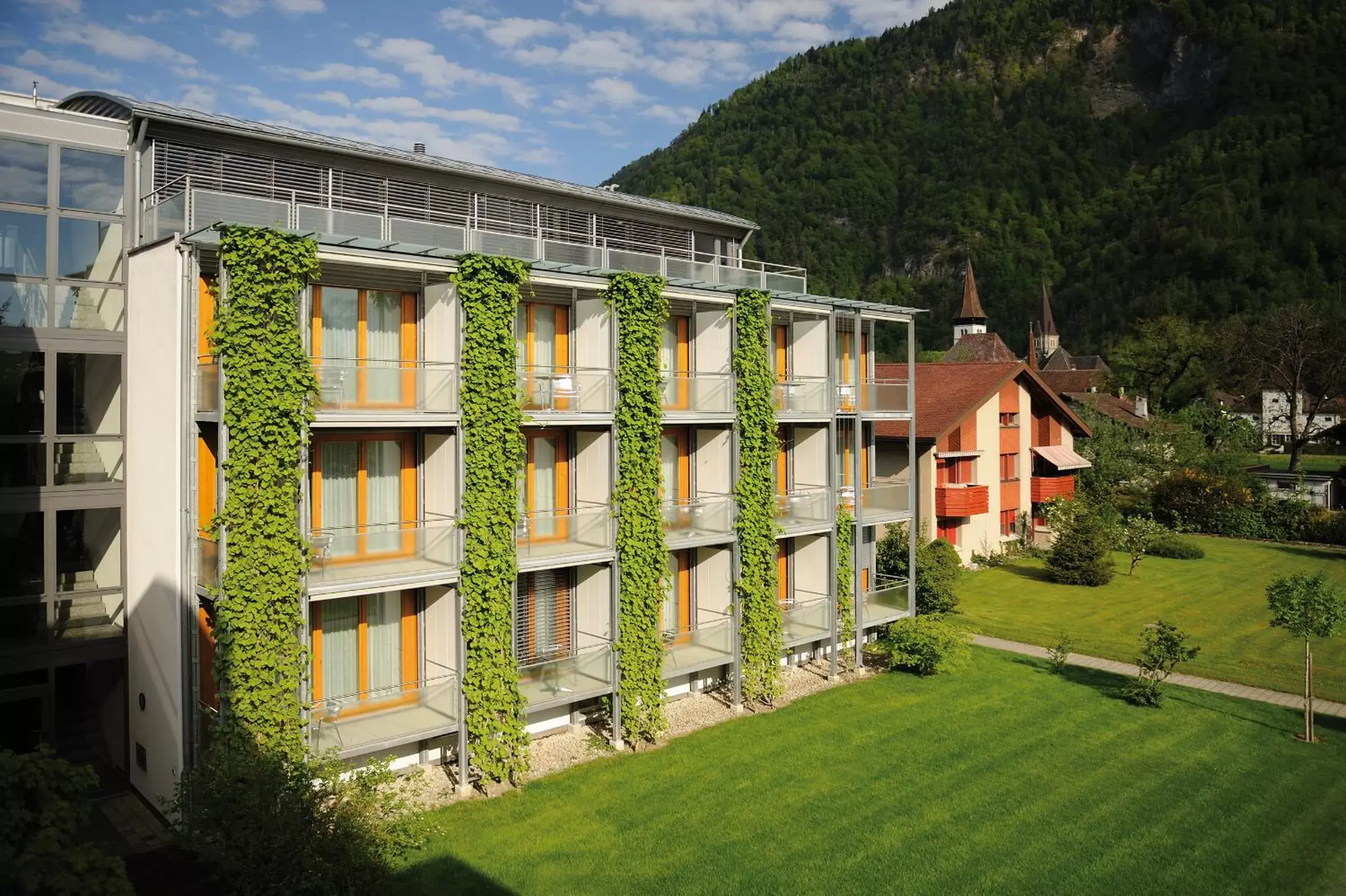 Facade/entrance, Property Building in Hotel Artos Interlaken