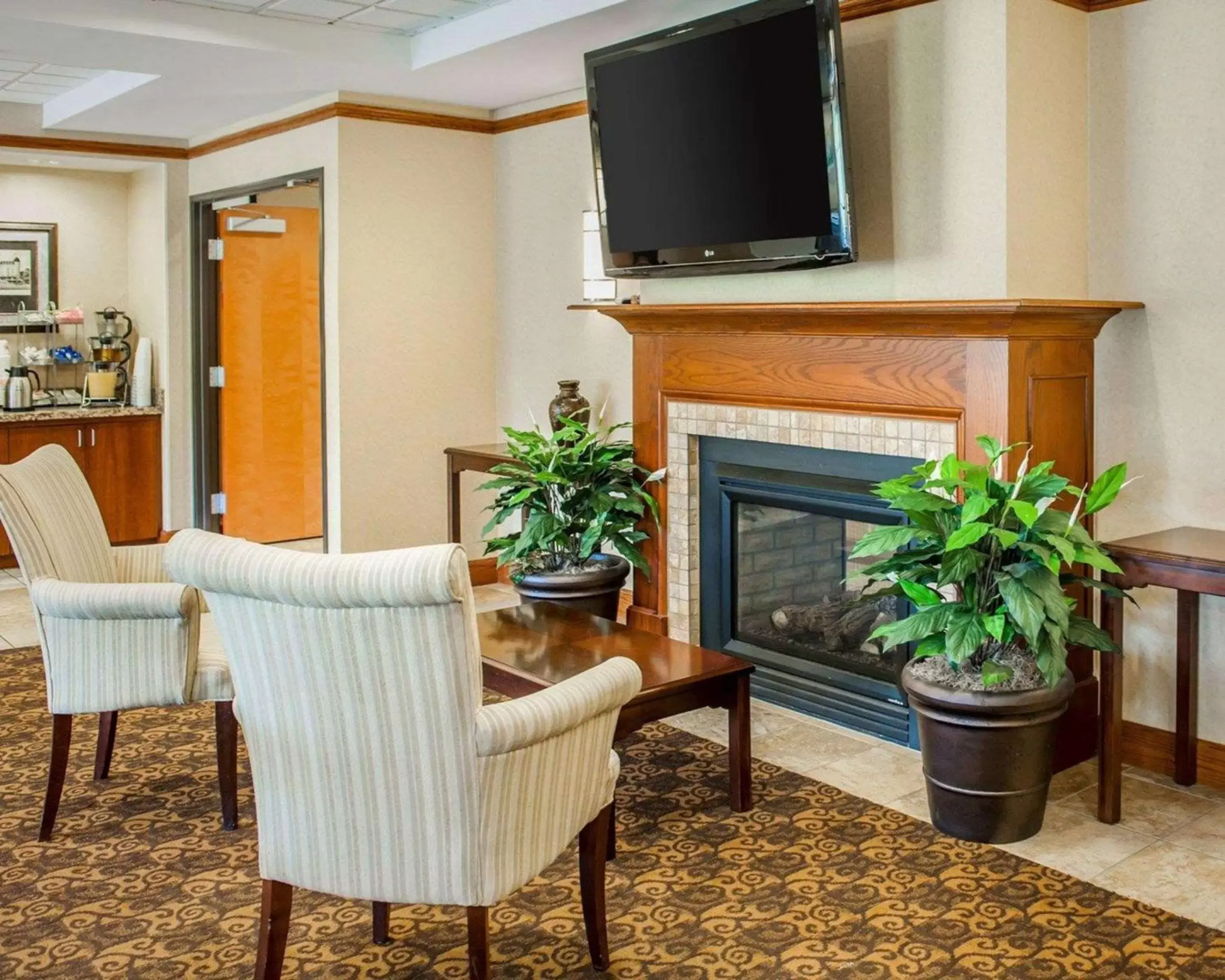 Lobby or reception, TV/Entertainment Center in Comfort Suites French Lick