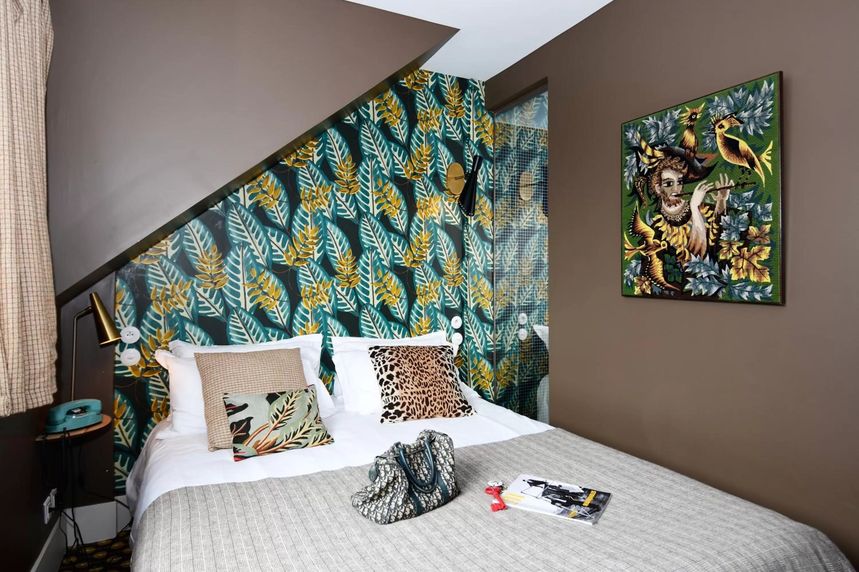 Bed in Hotel Les Pilotes