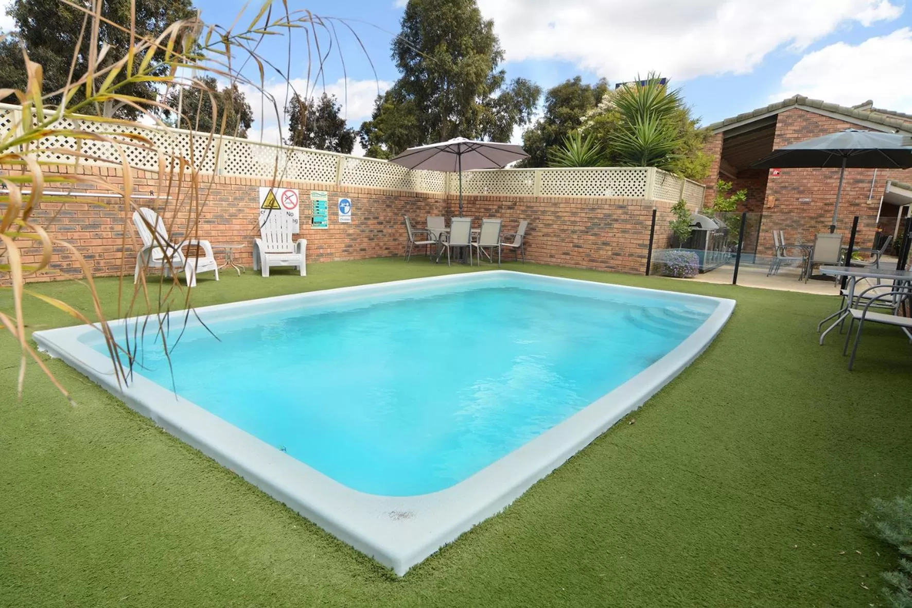 Swimming pool in Sandhurst Motor Inn Bendigo