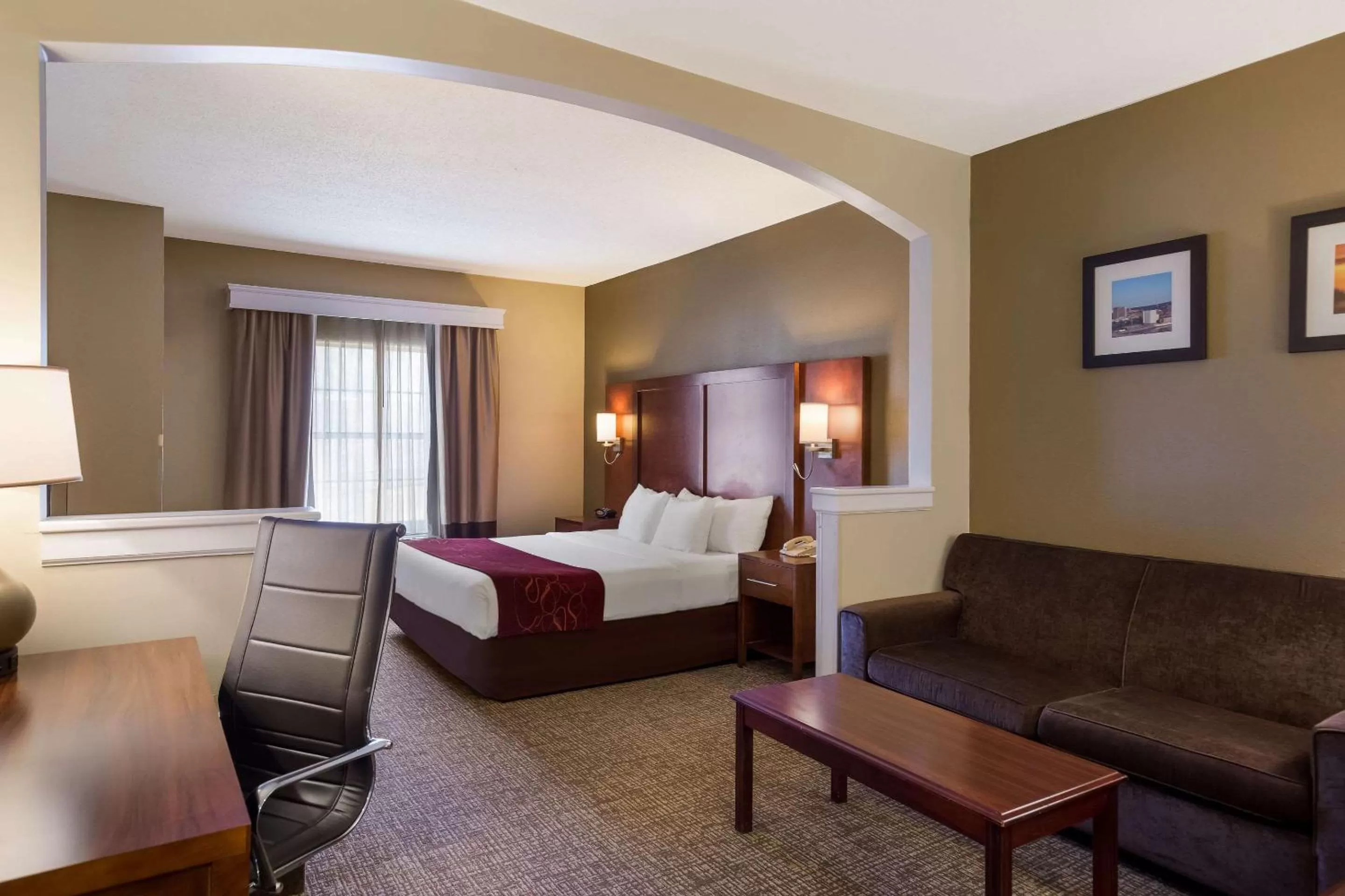 Bedroom, Bed in Comfort Suites Near University