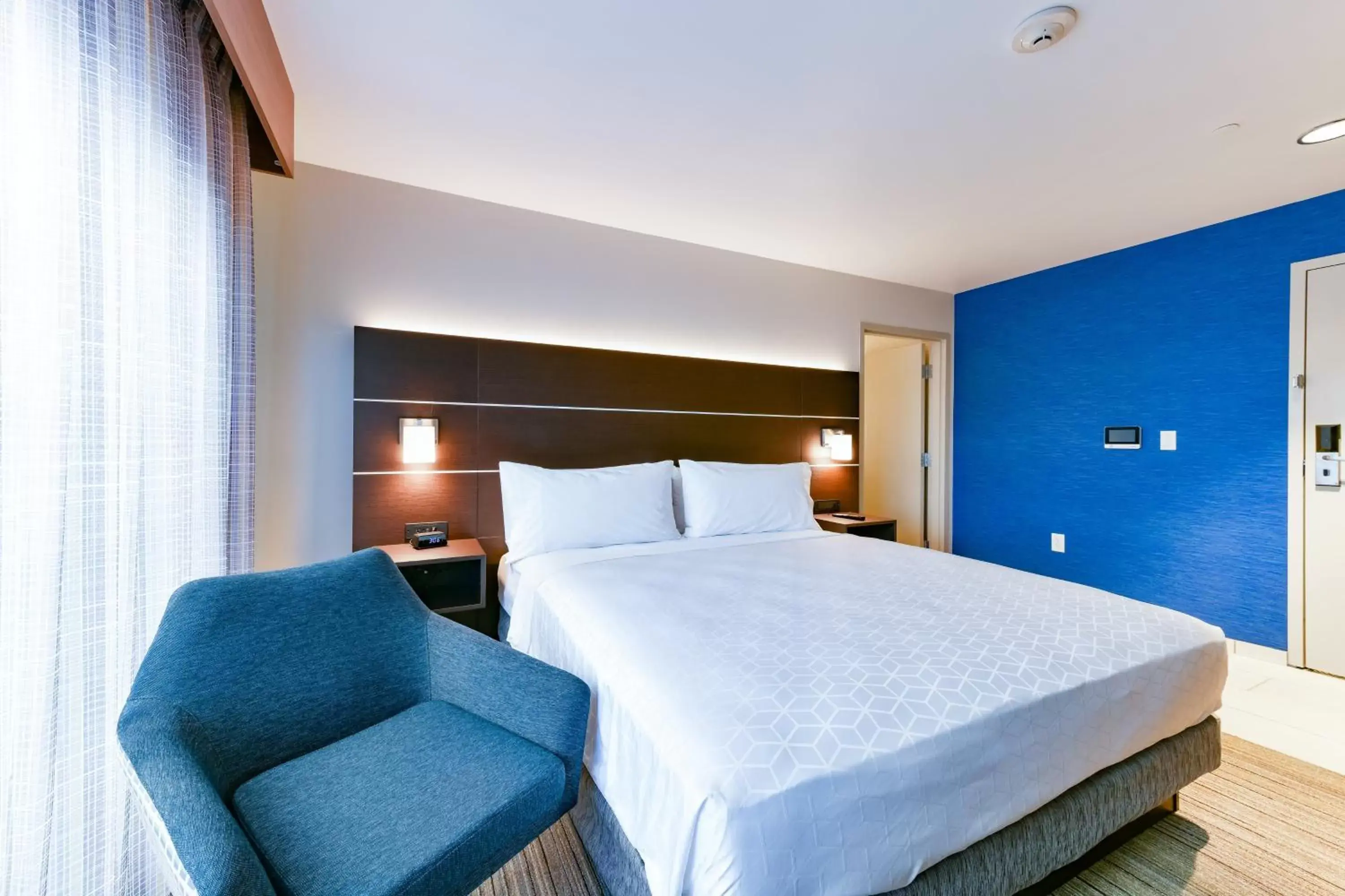 Photo of the whole room, Bed in Holiday Inn Express Mill Valley - Sausalito Area, an IHG Hotel