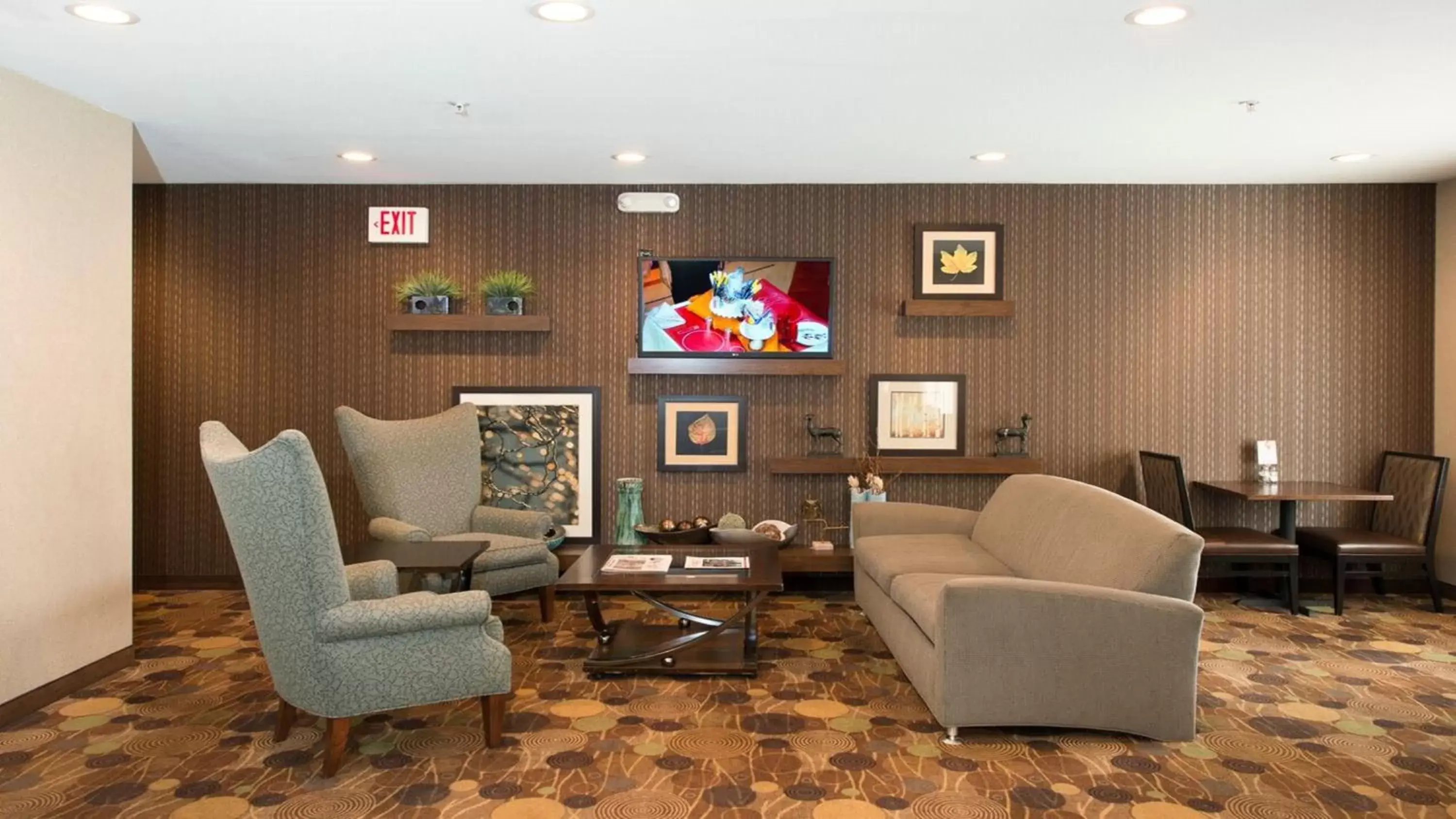Breakfast, Lobby/Reception in Holiday Inn Express Hotel & Suites Chicago-Deerfield/Lincolnshire, an IHG Hotel