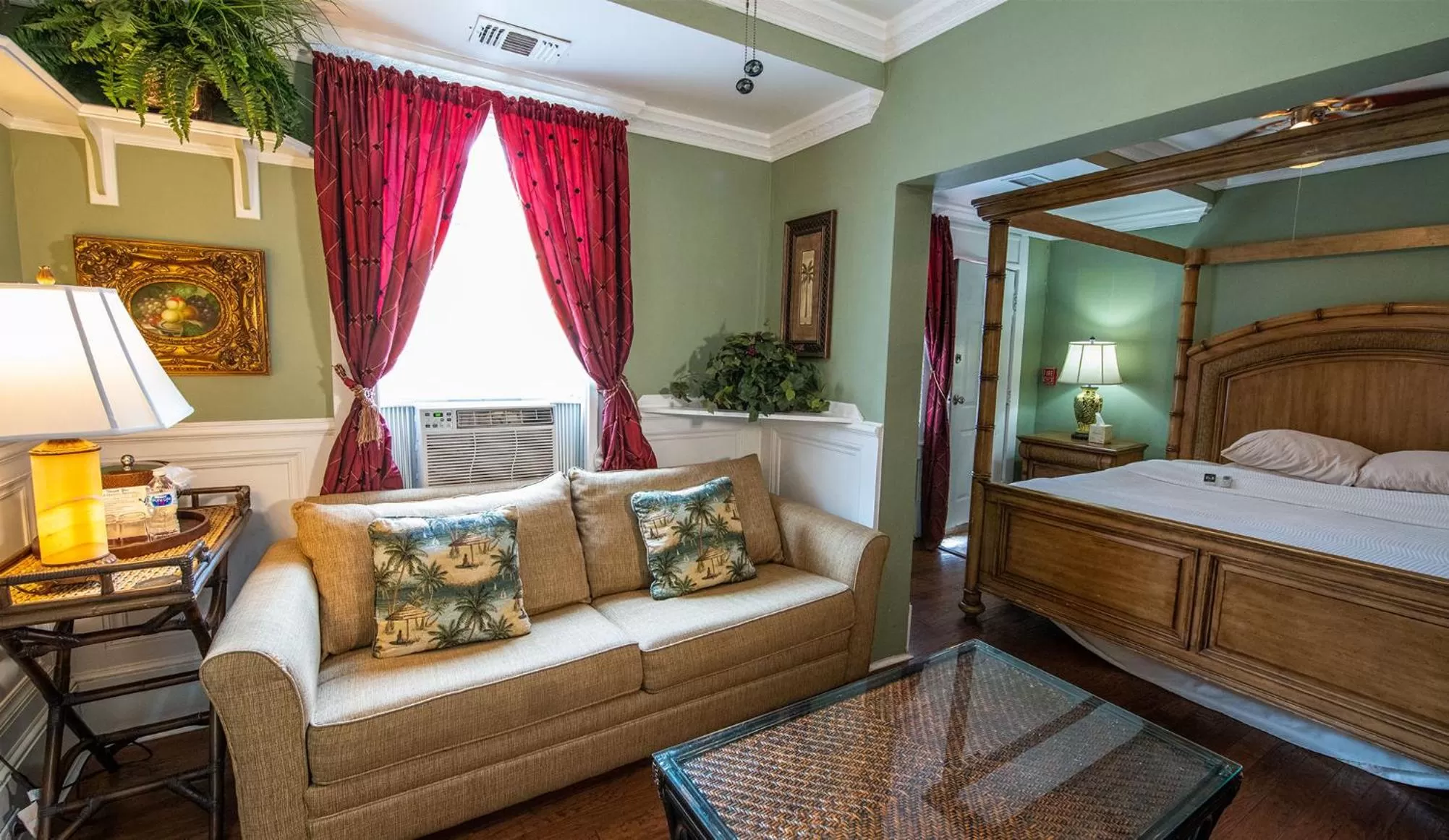 Seating area, Bed in Casablanca Inn on the Bay