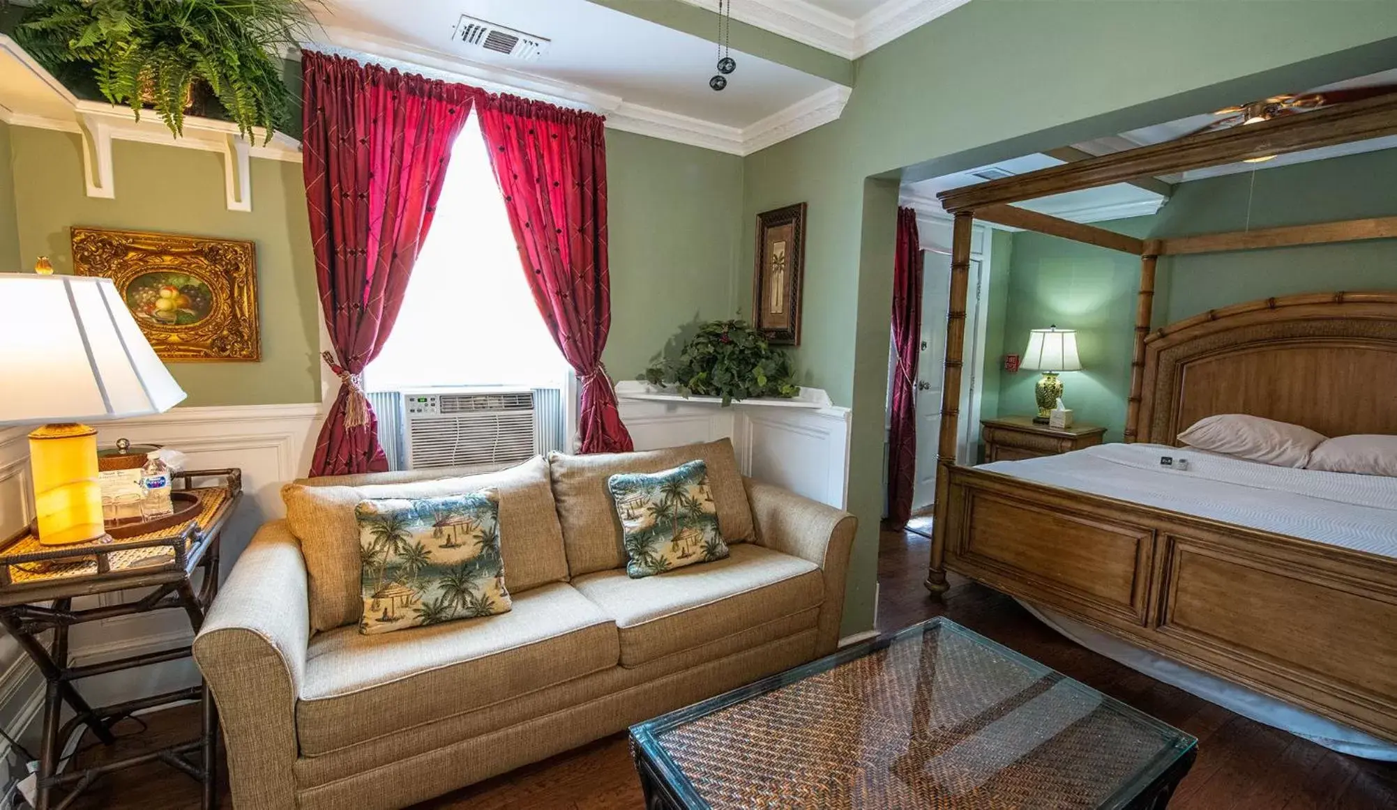 Seating area, Bed in Casablanca Inn on the Bay