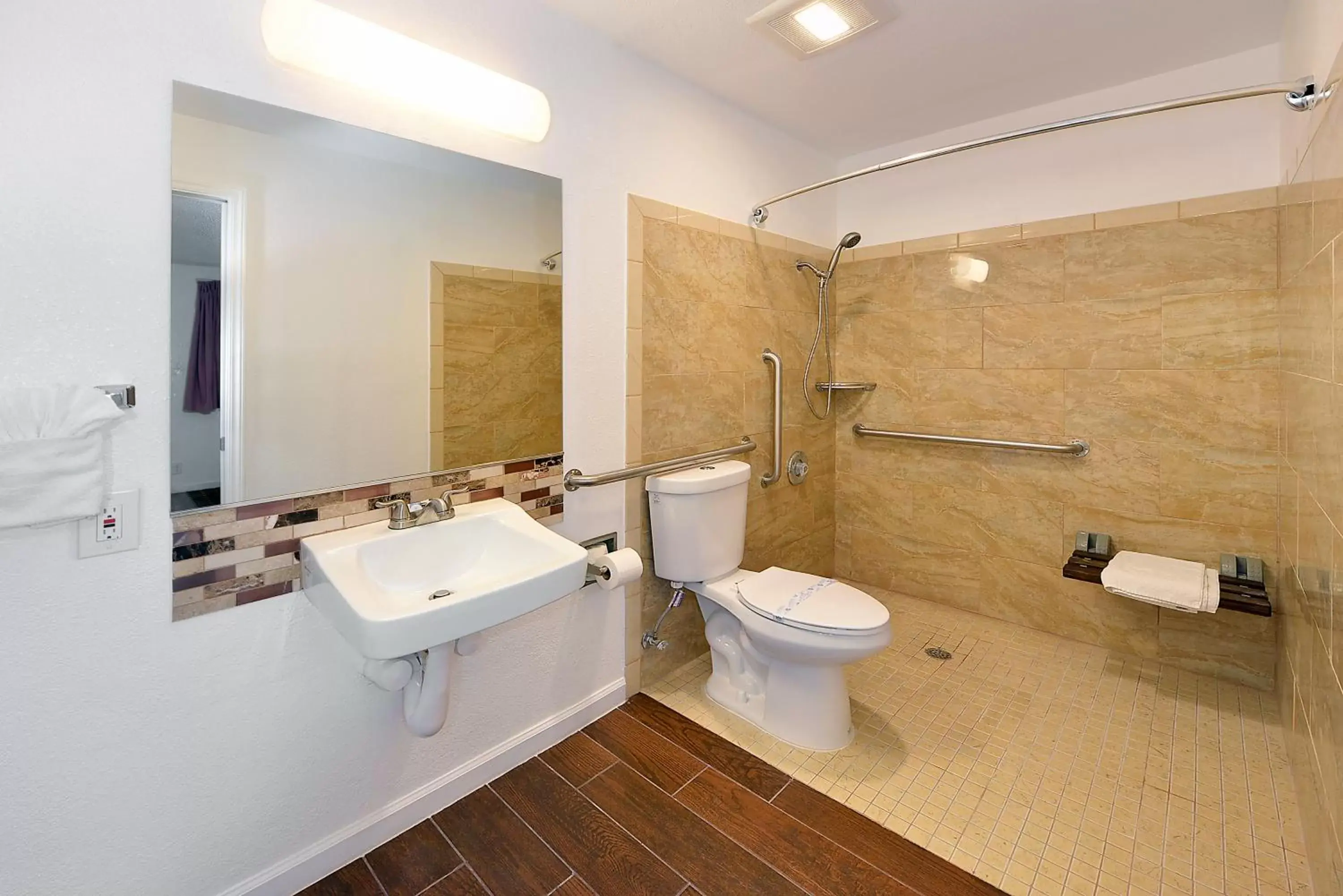 Shower, Bathroom in Budget Inn Expressway Hub