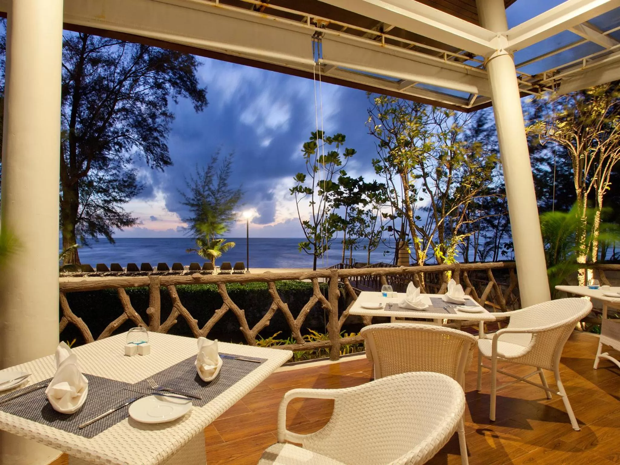 Restaurant/places to eat in Graceland Khaolak Beachfront Resort