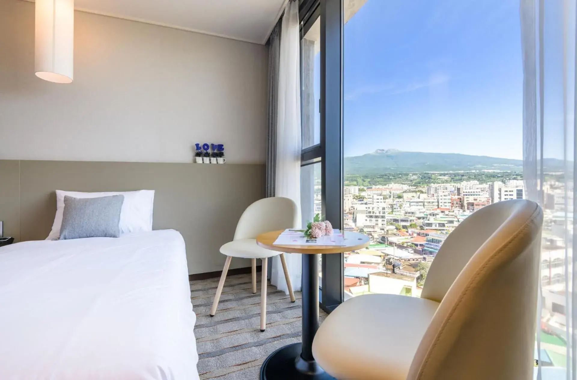 Bedroom, Mountain View in Shinshin Hotel Cheonjiyeon