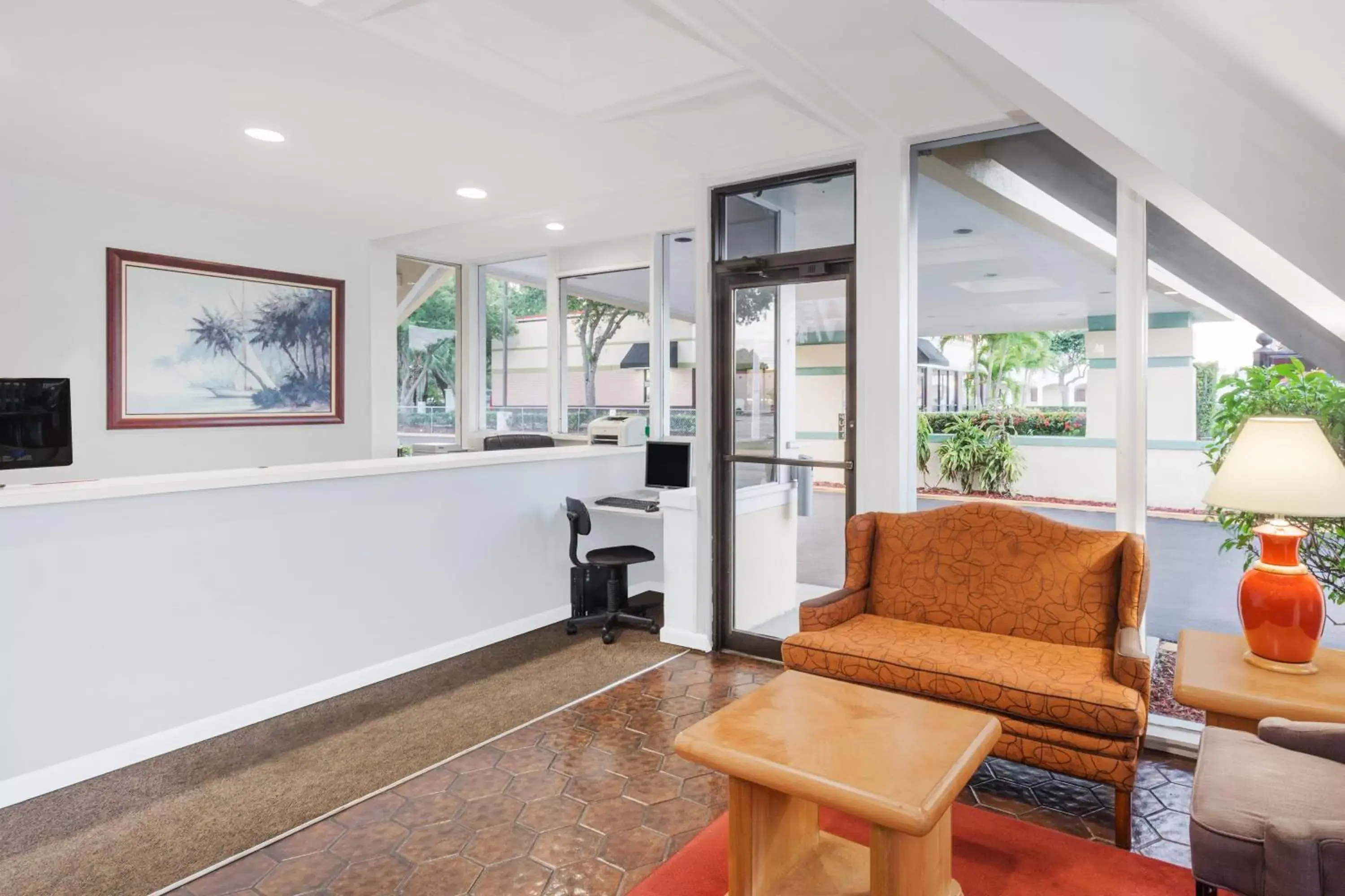 Lobby or reception in Howard Johnson by Wyndham Vero Beach / Downtown Lobby or reception in Howard Johnson by Wyndham Vero Beach / Downtown