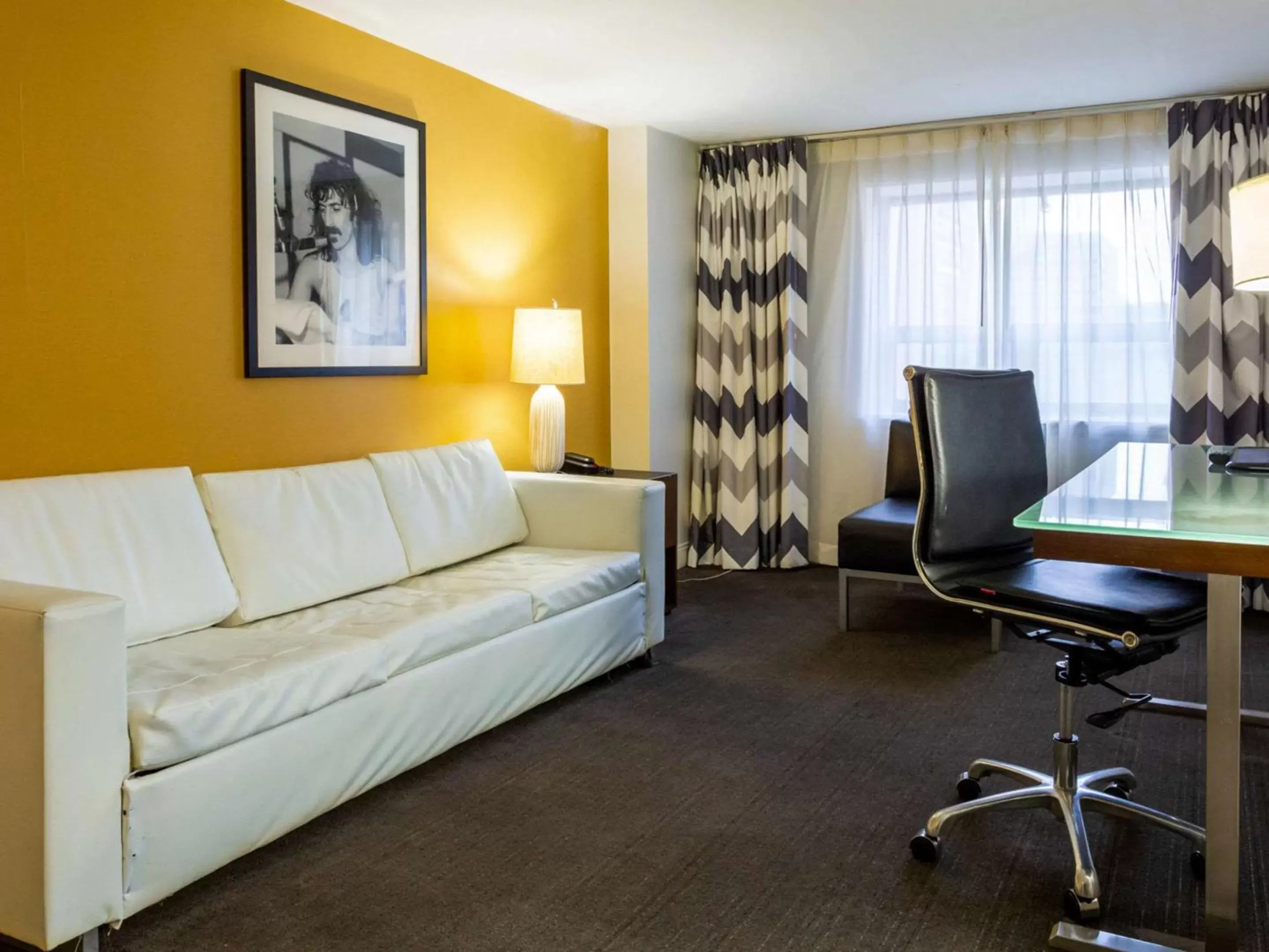 Photo of the whole room, Seating Area in Comfort Inn & Suites Baltimore Inner Harbor