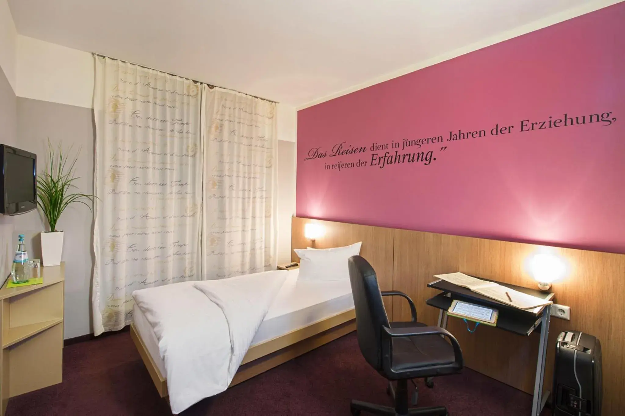 Bed in Hotel Mainstation