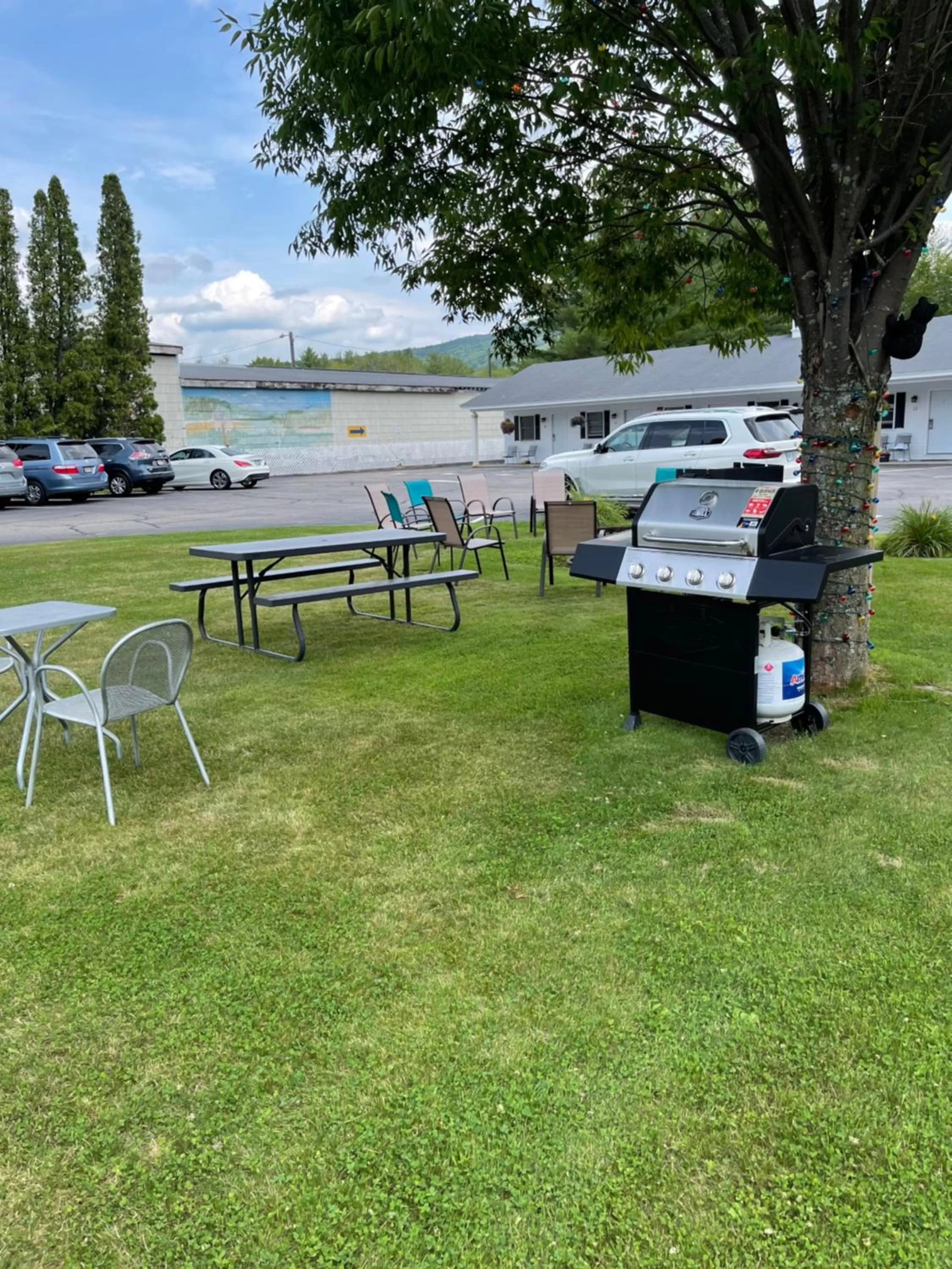 Parking in Colonial Motel