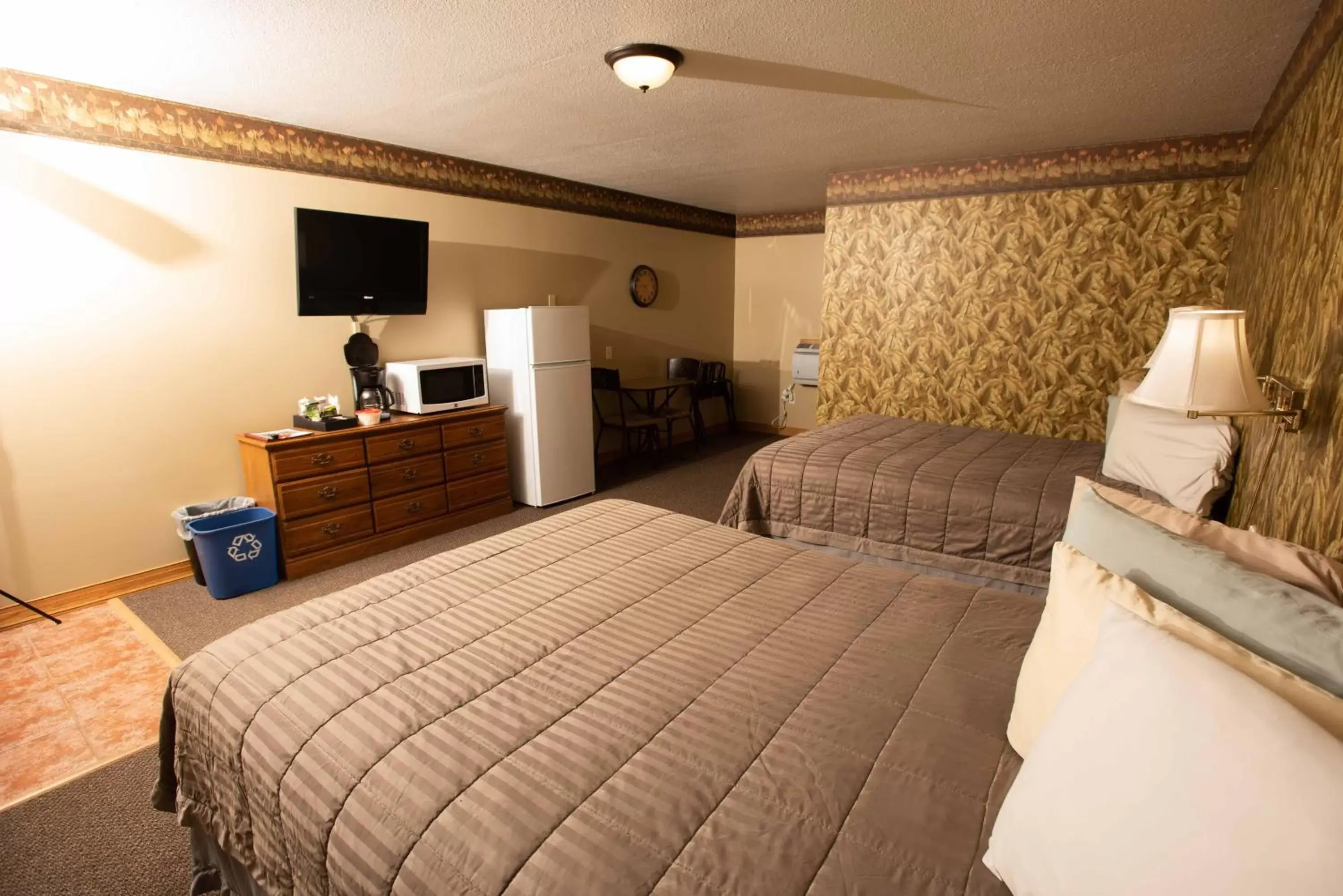 Bedroom, Bed in Blue Spruce Motel