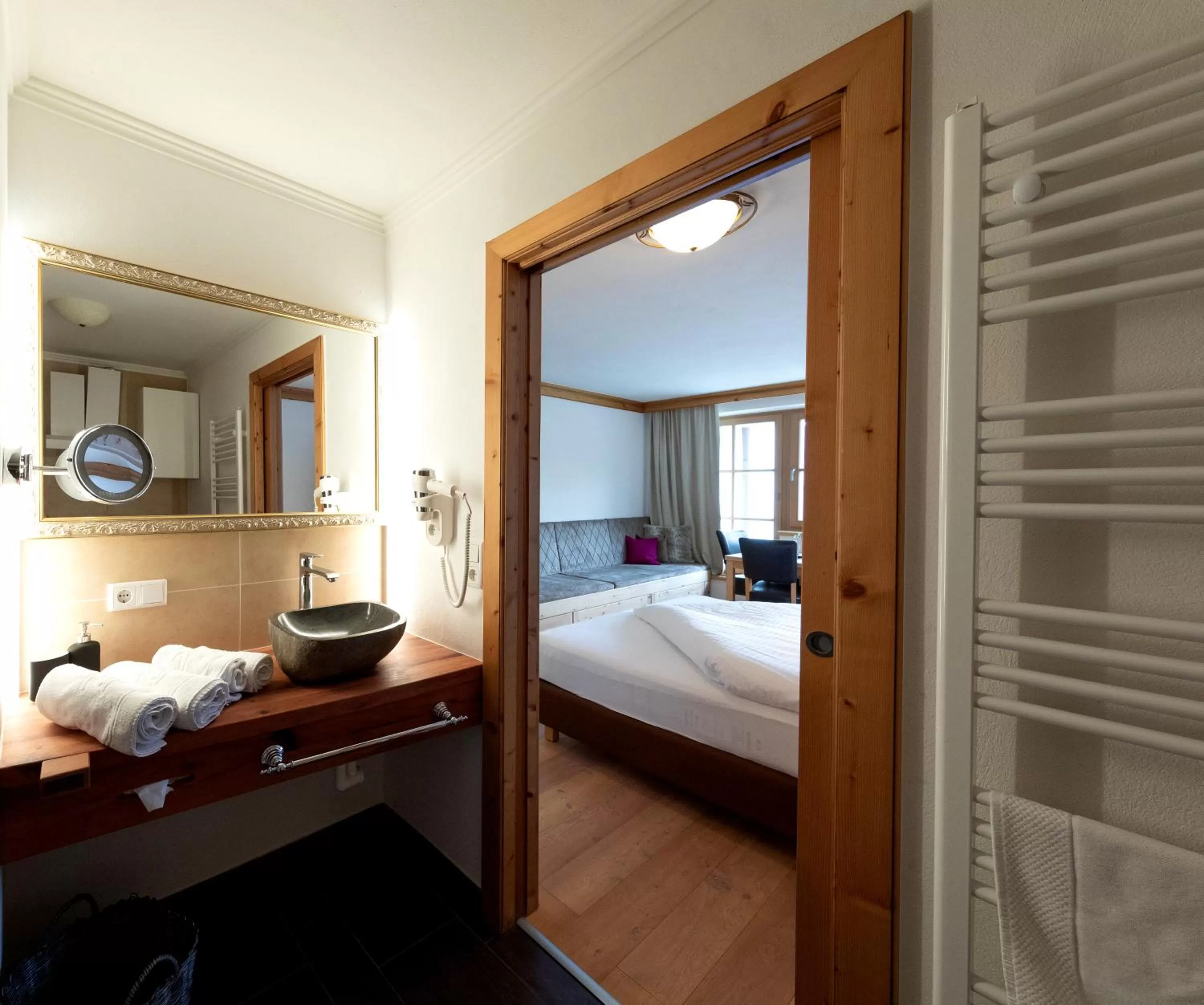 Bathroom, Bed in Hotel und Alpen Apartments - Bürglhöh