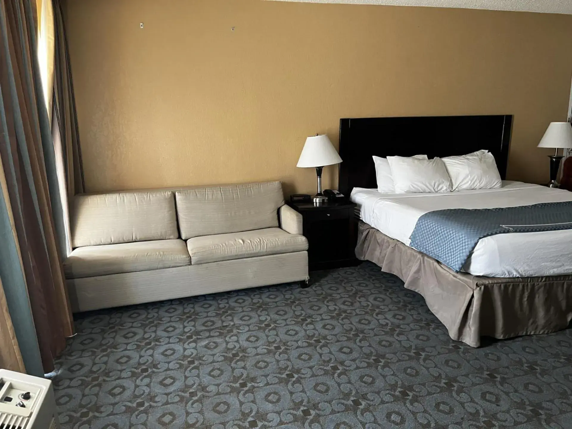 Seating area, Bed in Budget Inn Laramie