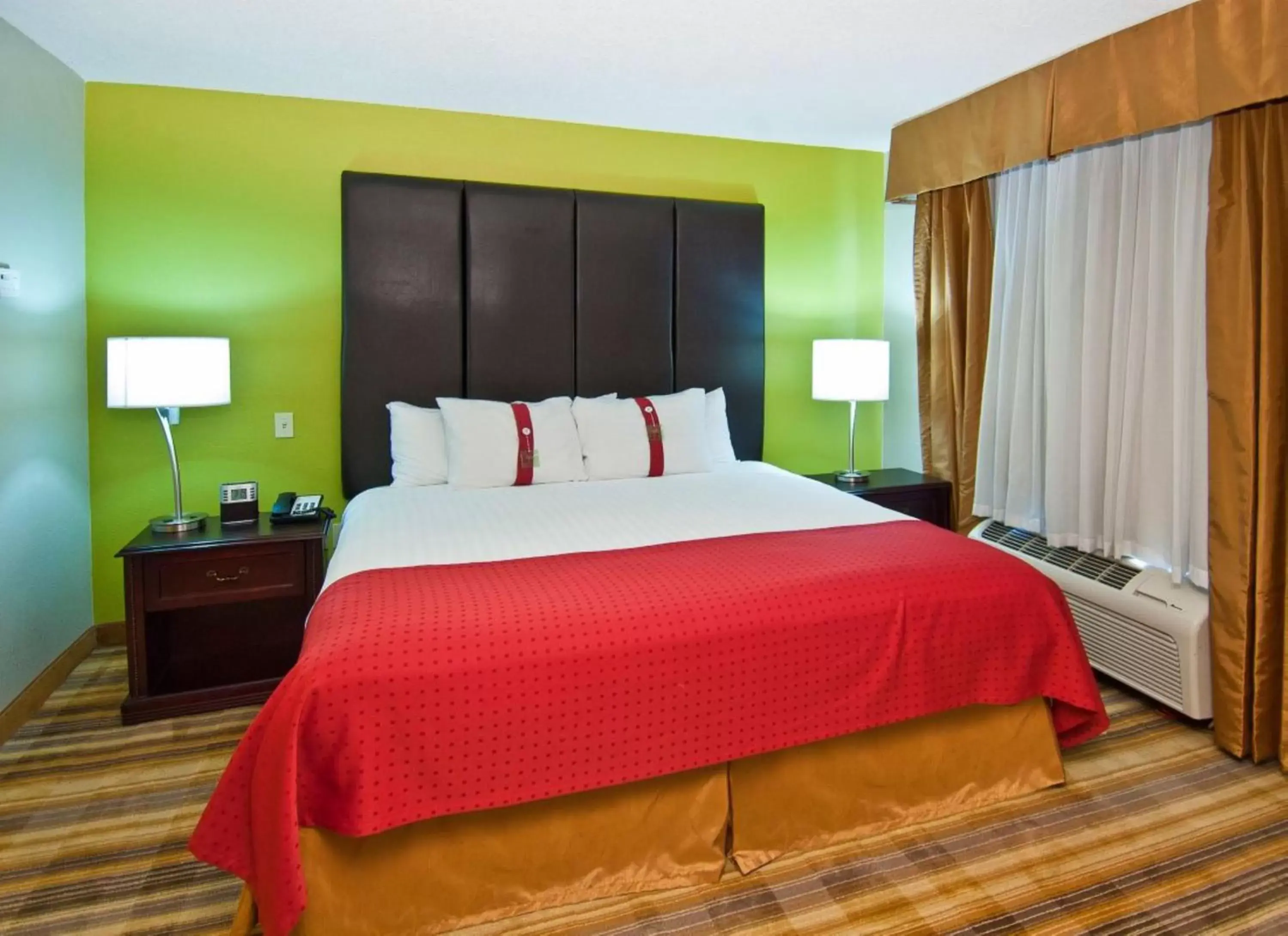 Photo of the whole room, Bed in Holiday Inn Vicksburg, an IHG Hotel