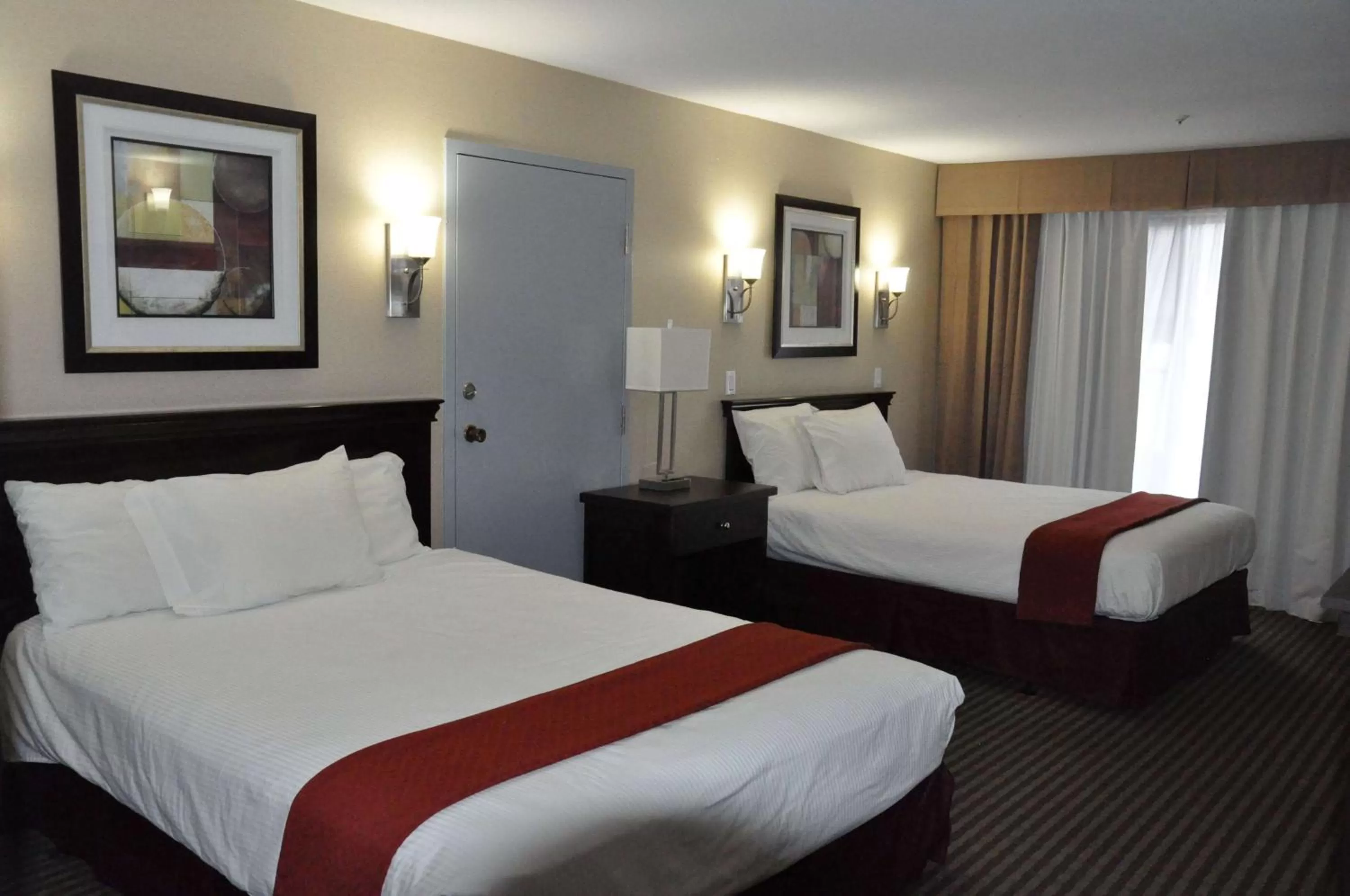 Photo of the whole room, Bed in Ramada by Wyndham Abbotsford