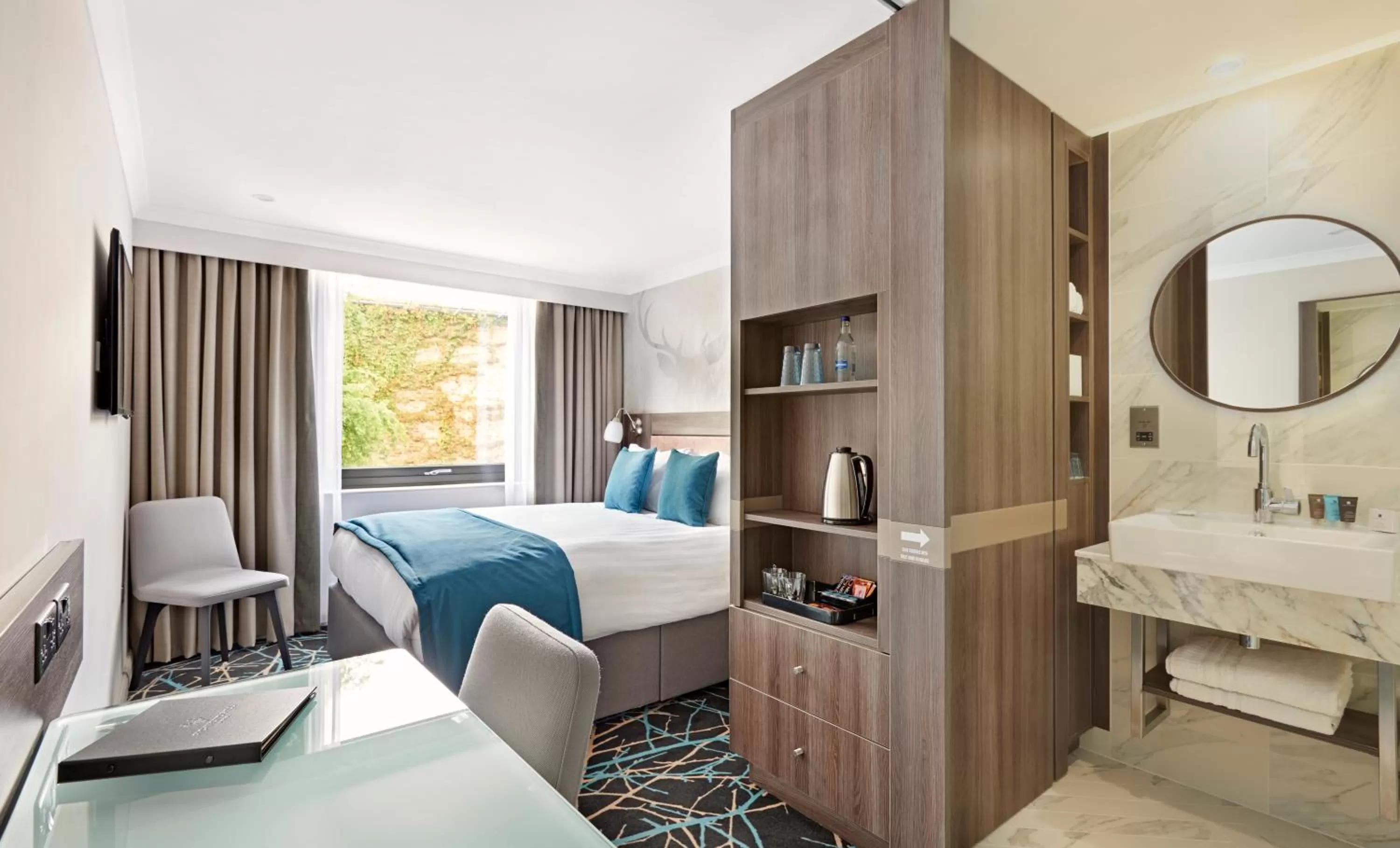 Photo of the whole room, Bed in Richmond Hill Hotel