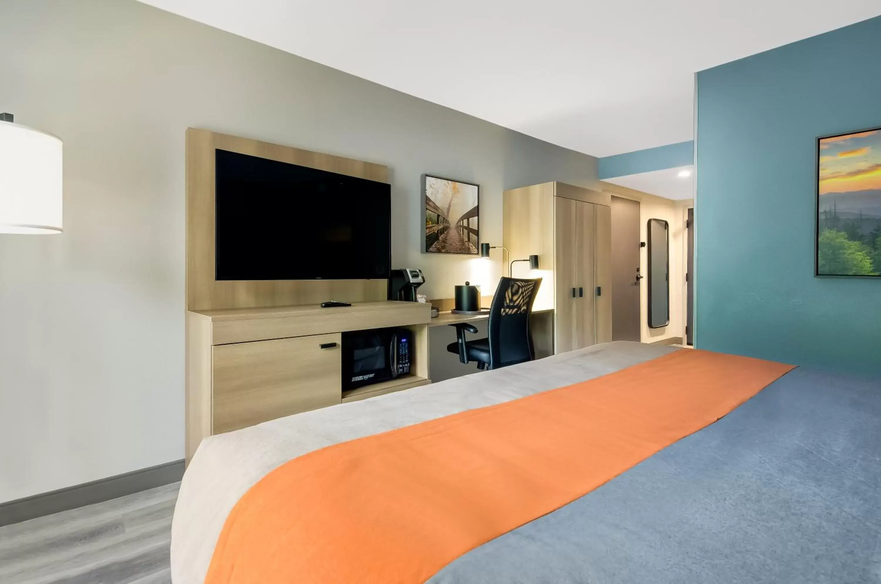 TV and multimedia, Bed in Graystone Lodge, Ascend Hotel Collection