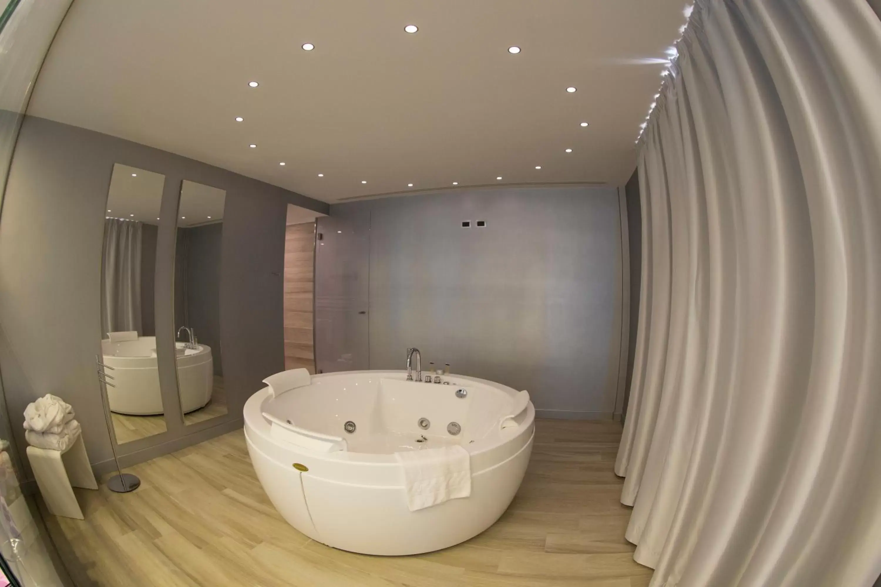 Hot Tub, Bathroom in Hotel Camelia