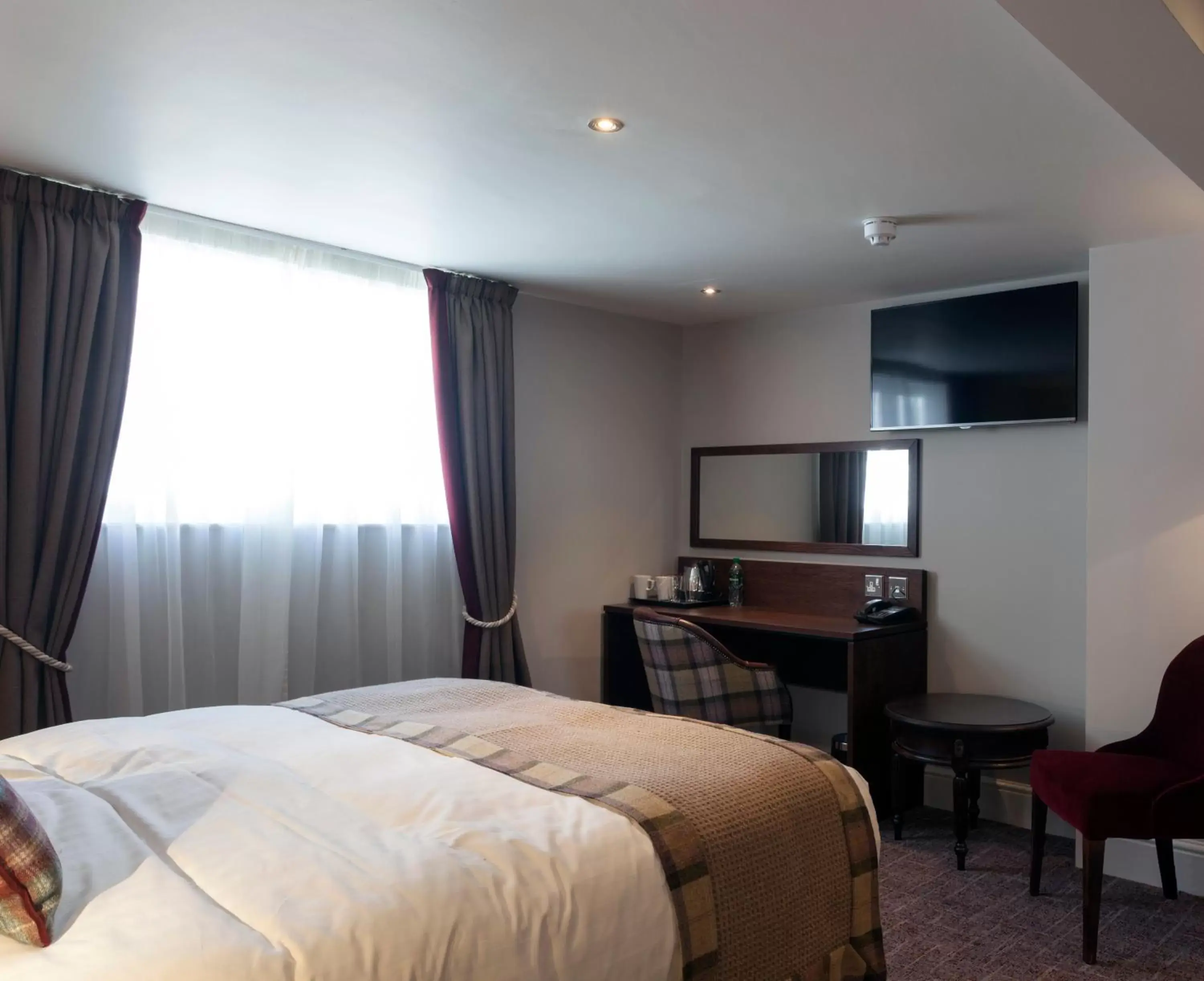 Bedroom, TV/Entertainment Center in The White Hart Hotel Wetherspoon