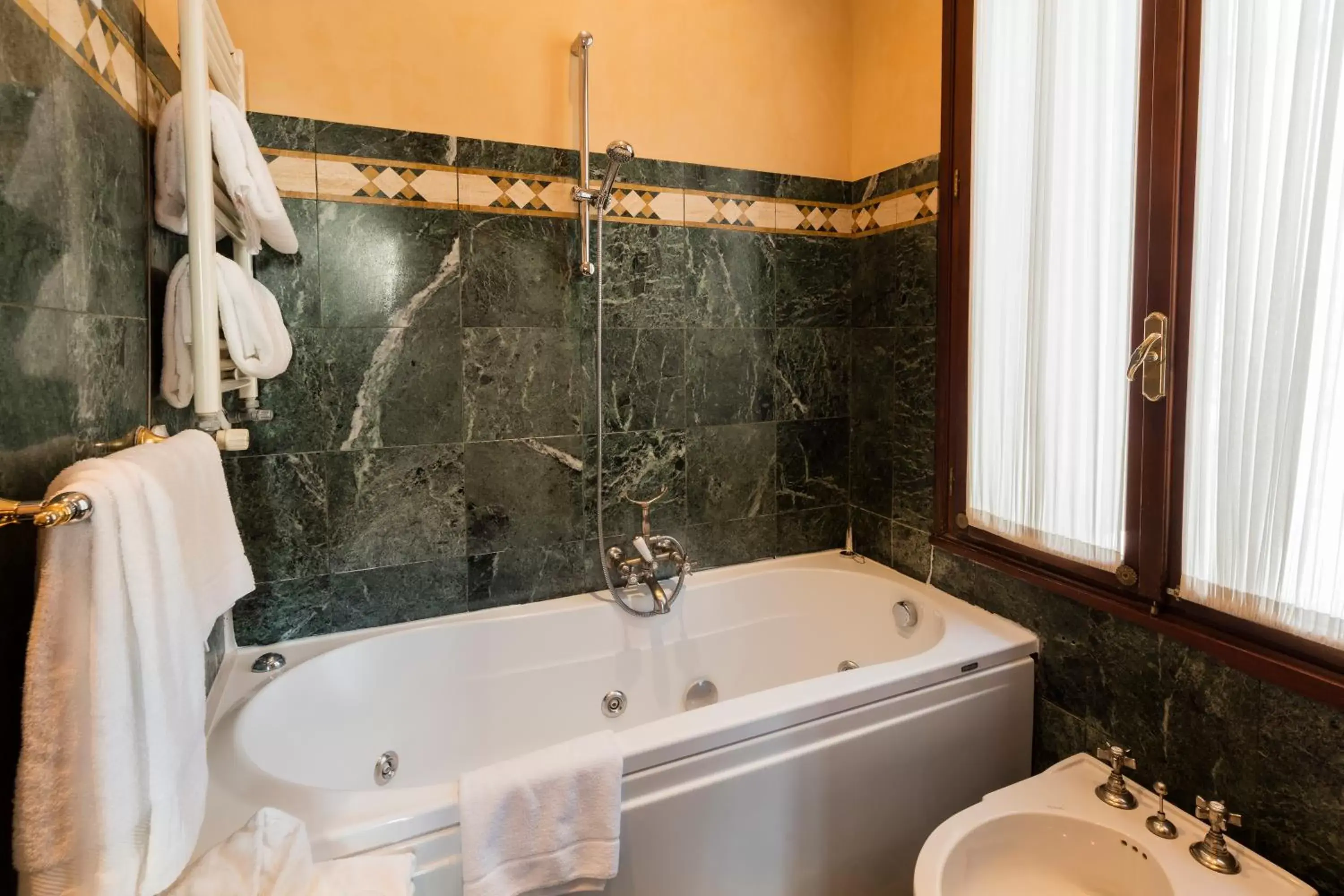 Bath, Bathroom in Hotel Al Ponte Dei Sospiri