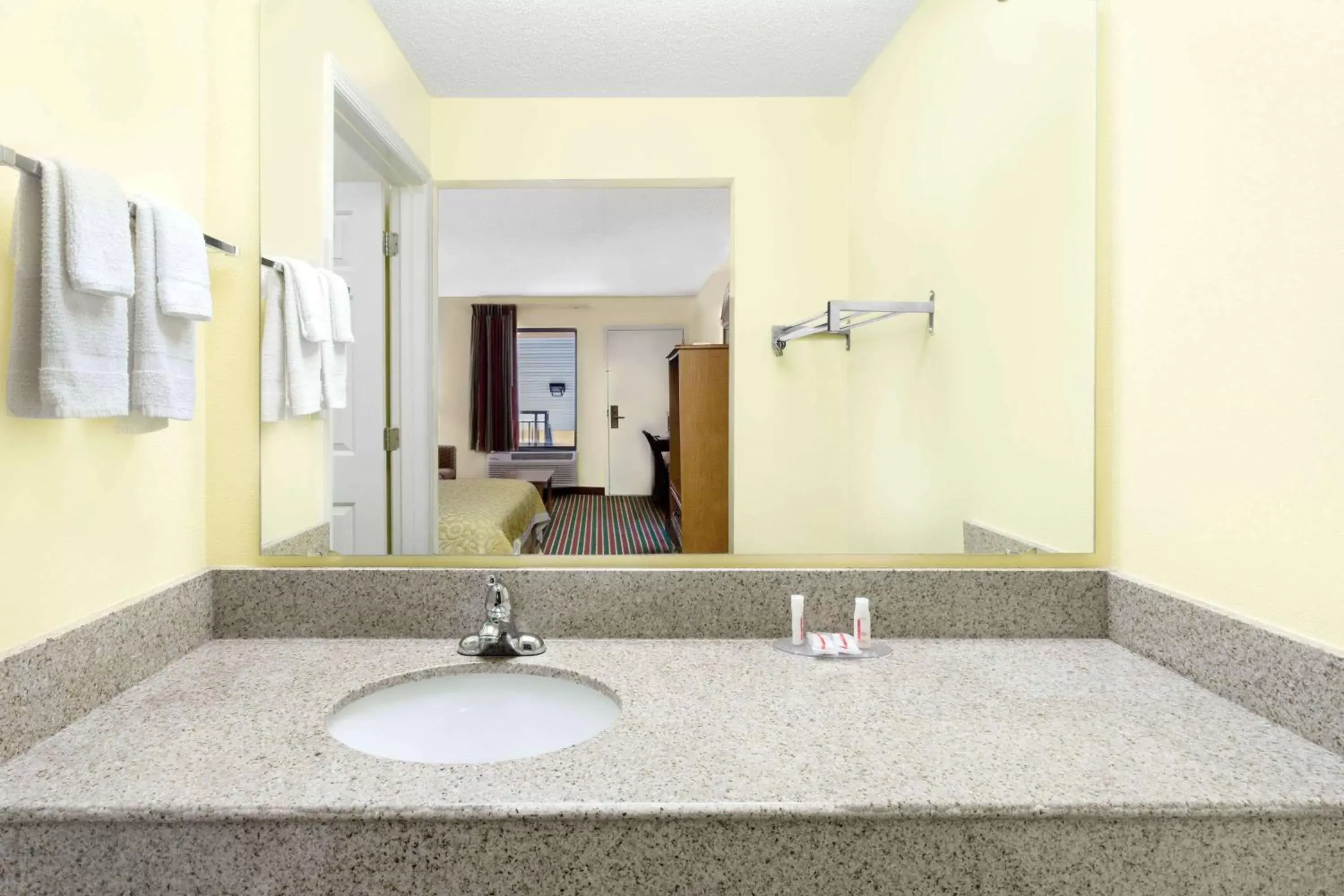 Bathroom in Days Inn by Wyndham Biscoe