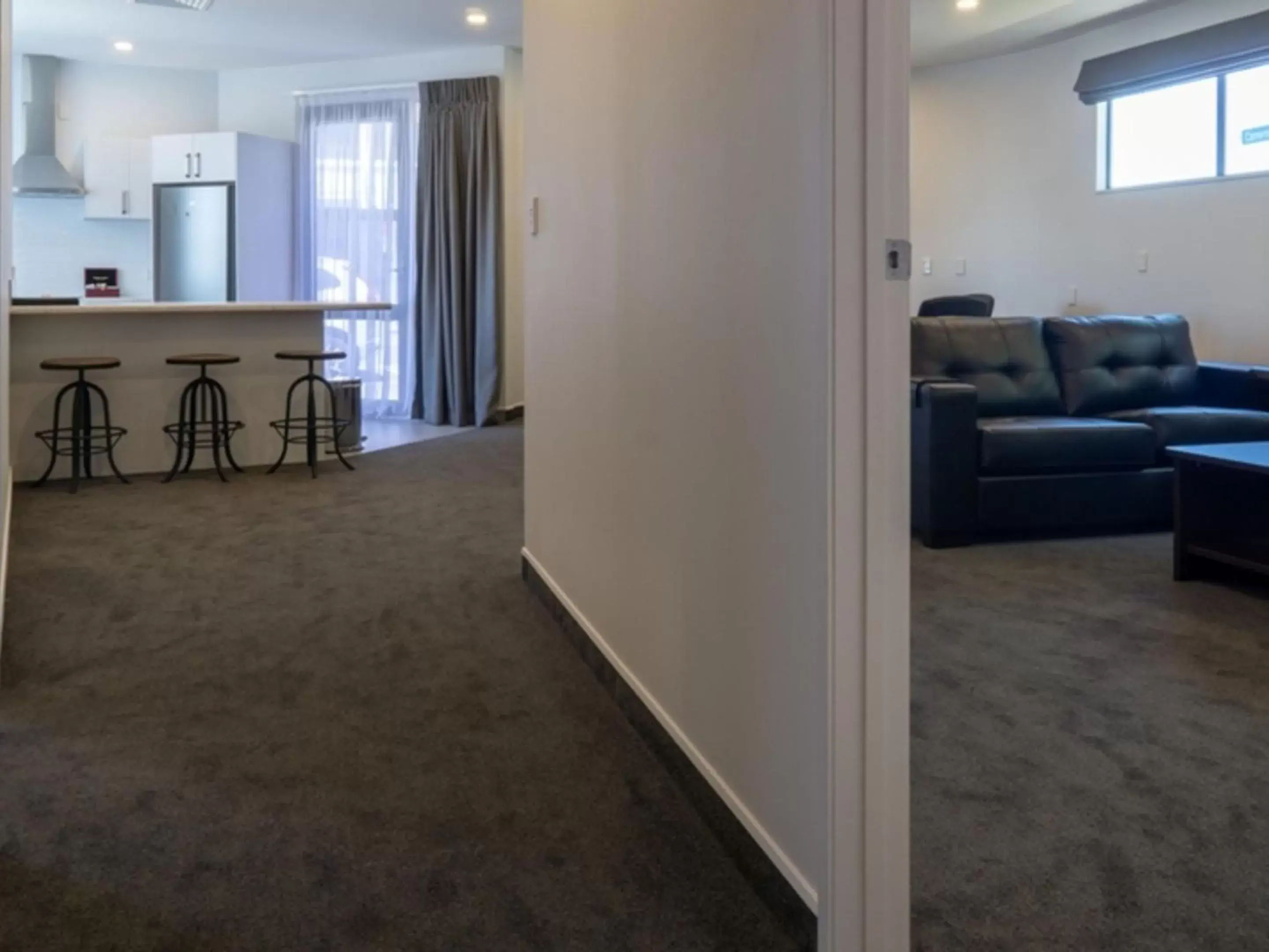 Living room, Seating Area in Durham Court Motor Inn