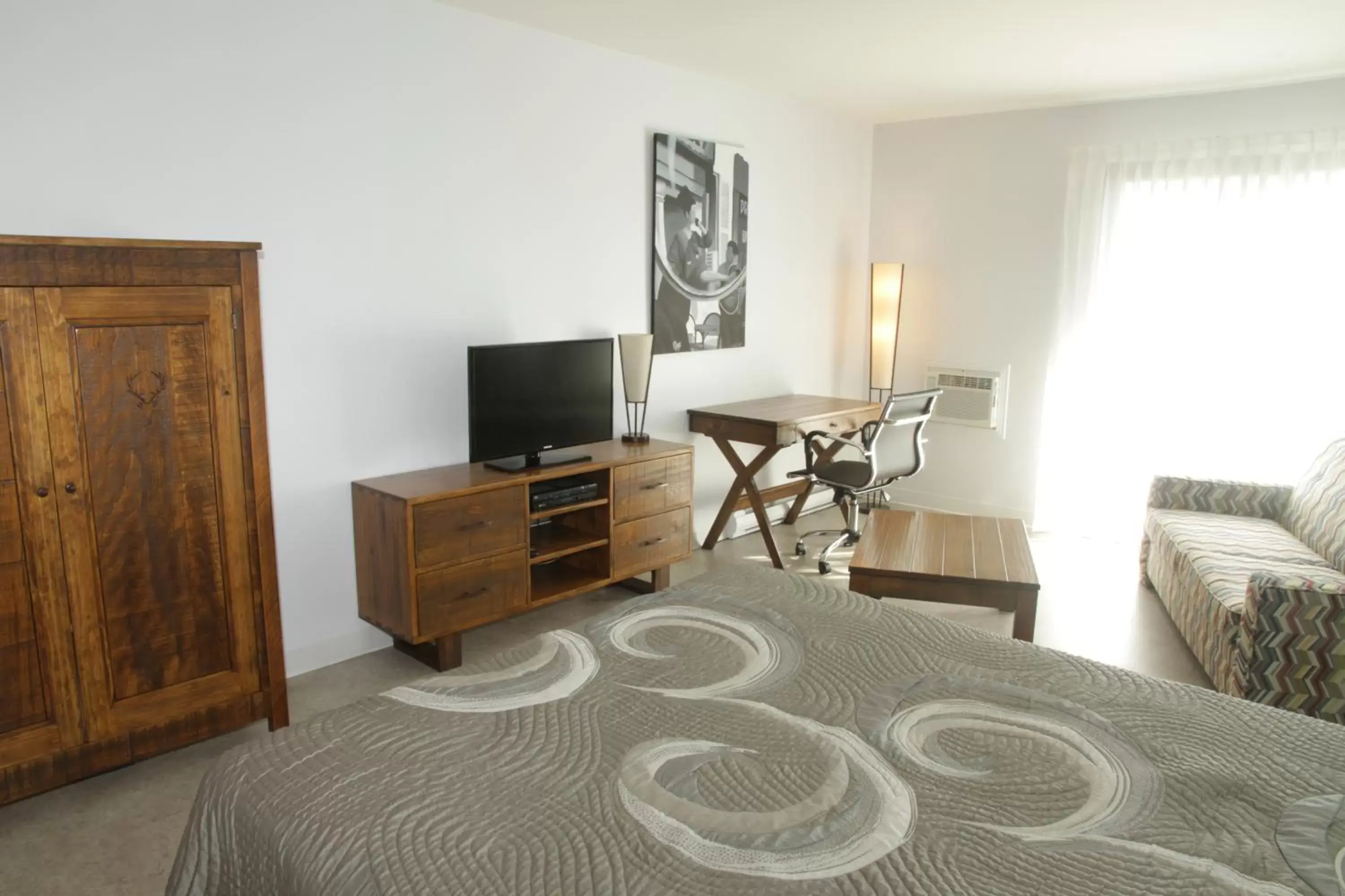 Photo of the whole room, TV/Entertainment Center in Motel Le Martinet