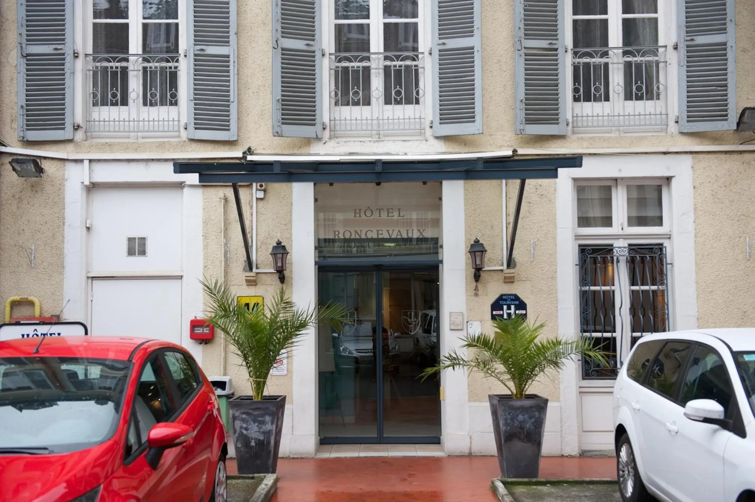 Facade/entrance in Hôtel Le Roncevaux