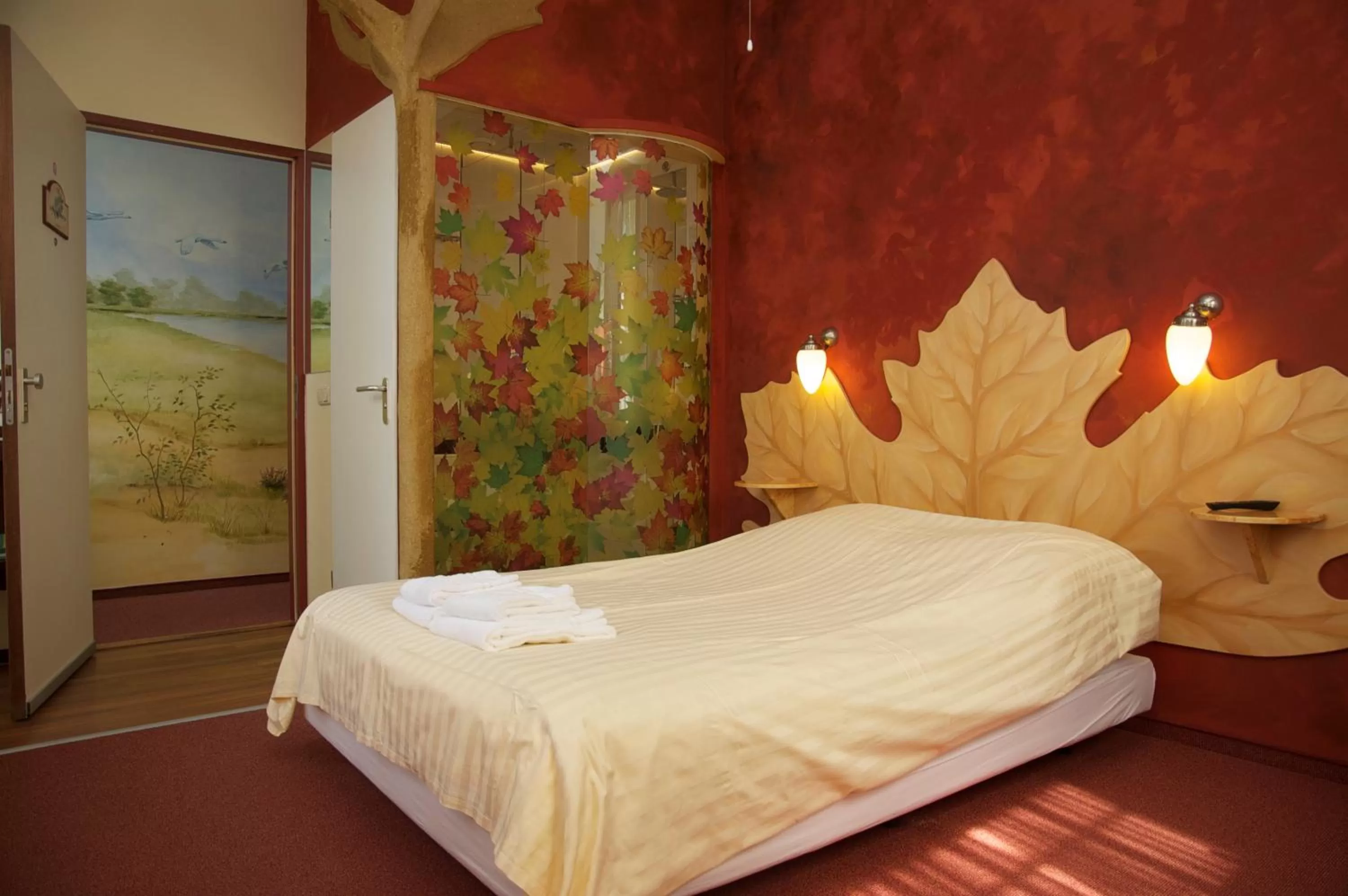 Bathroom, Bed in Hotel de Plataan Delft Centrum