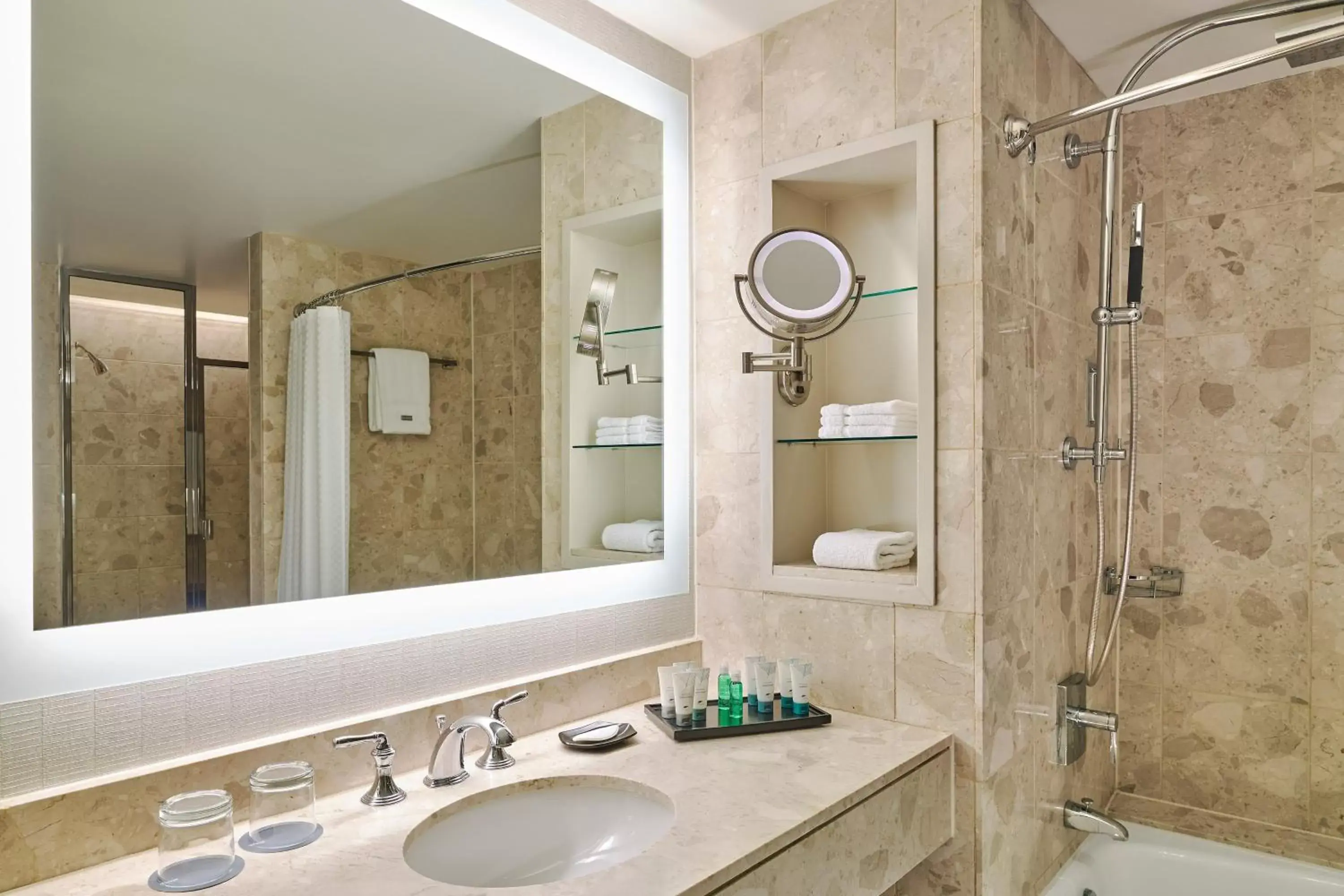 Deluxe King Room with City View in The Westin Chicago River North Deluxe King Room with City View in The Westin Chicago River North