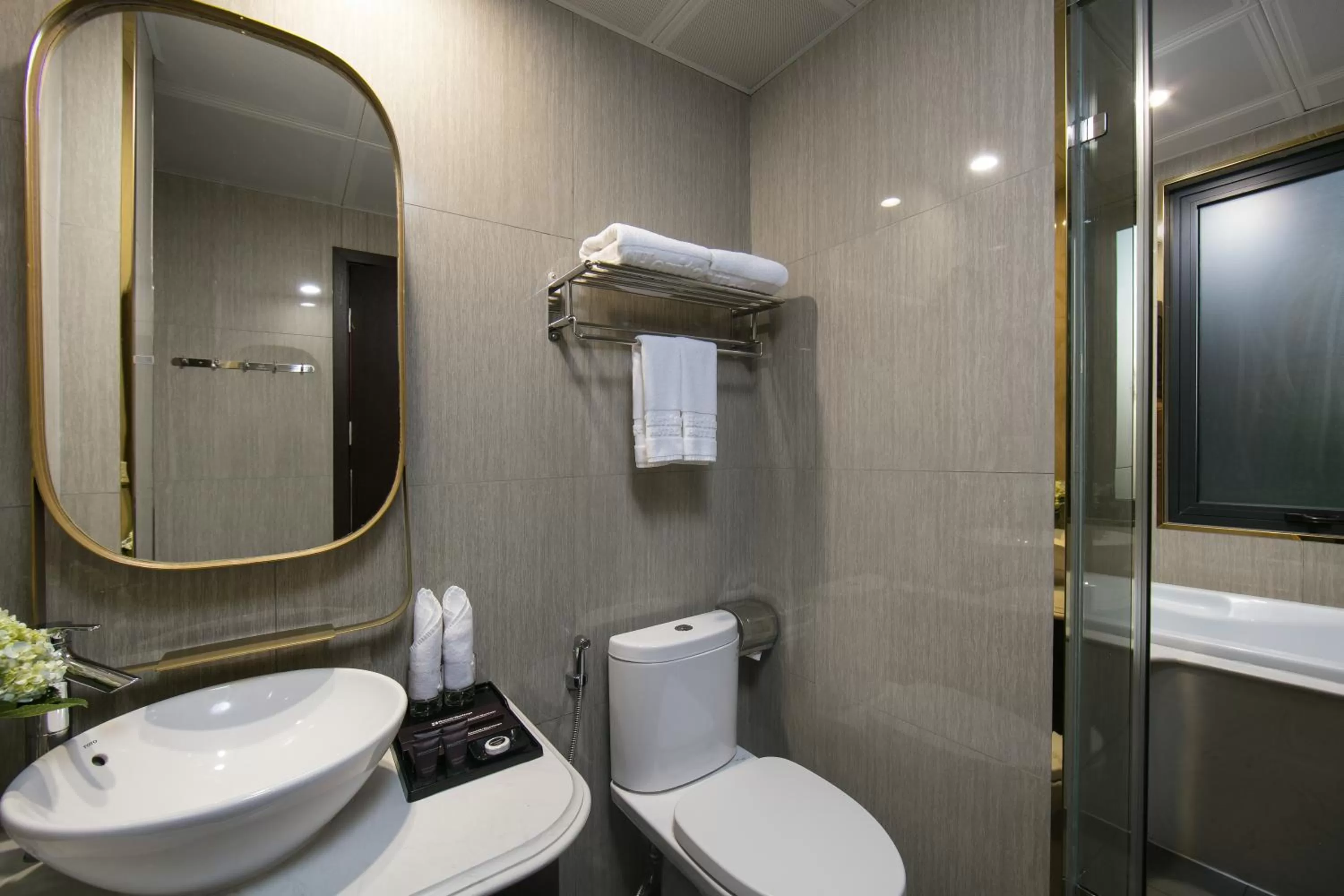 Toilet in Hanoi L'Heritage Diamond Hotel & Spa