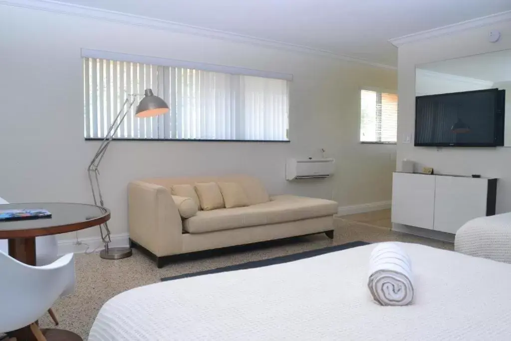 Bed, Seating Area in Victoria Park Hotel