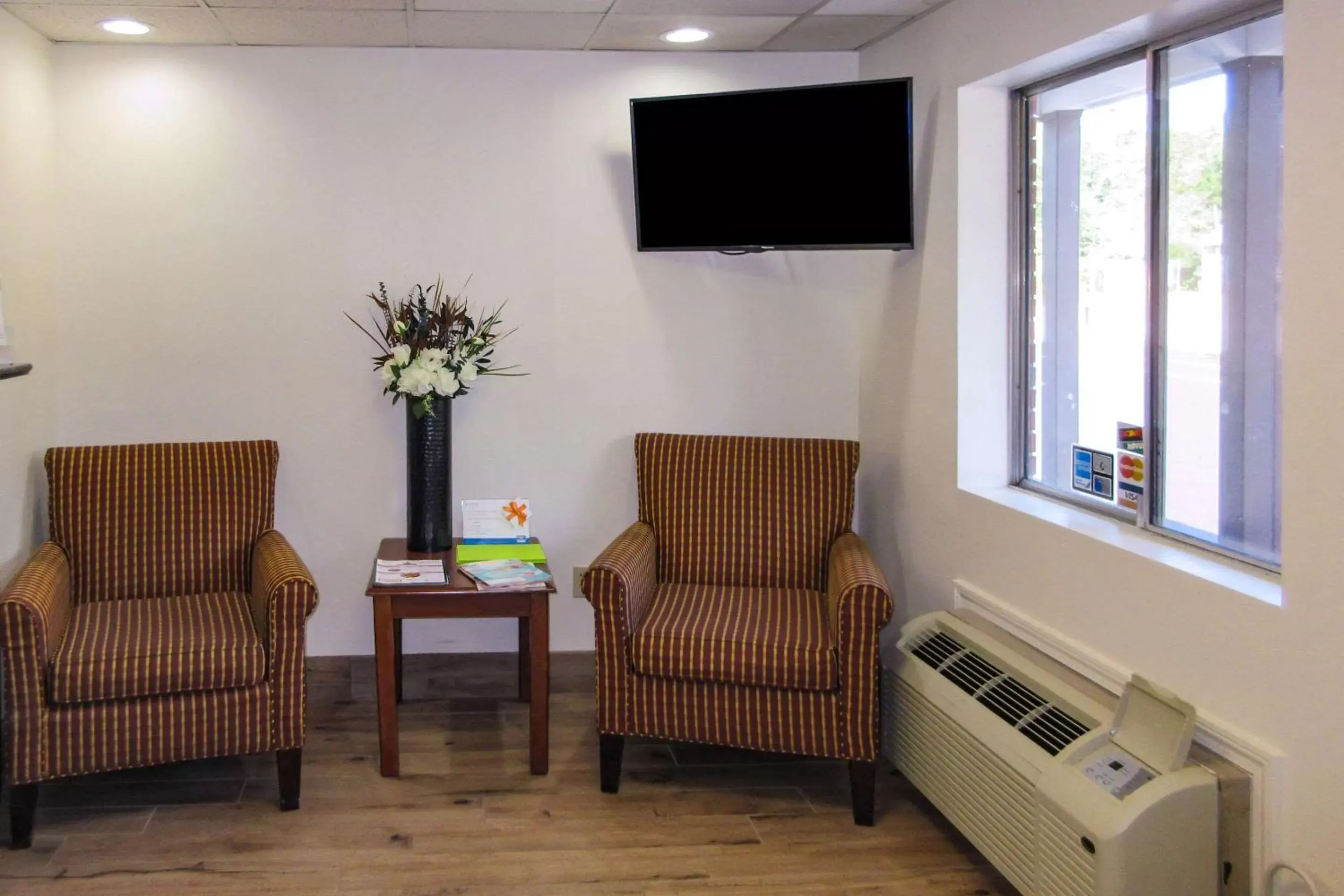 Lobby or reception, Seating Area in Rodeway Inn