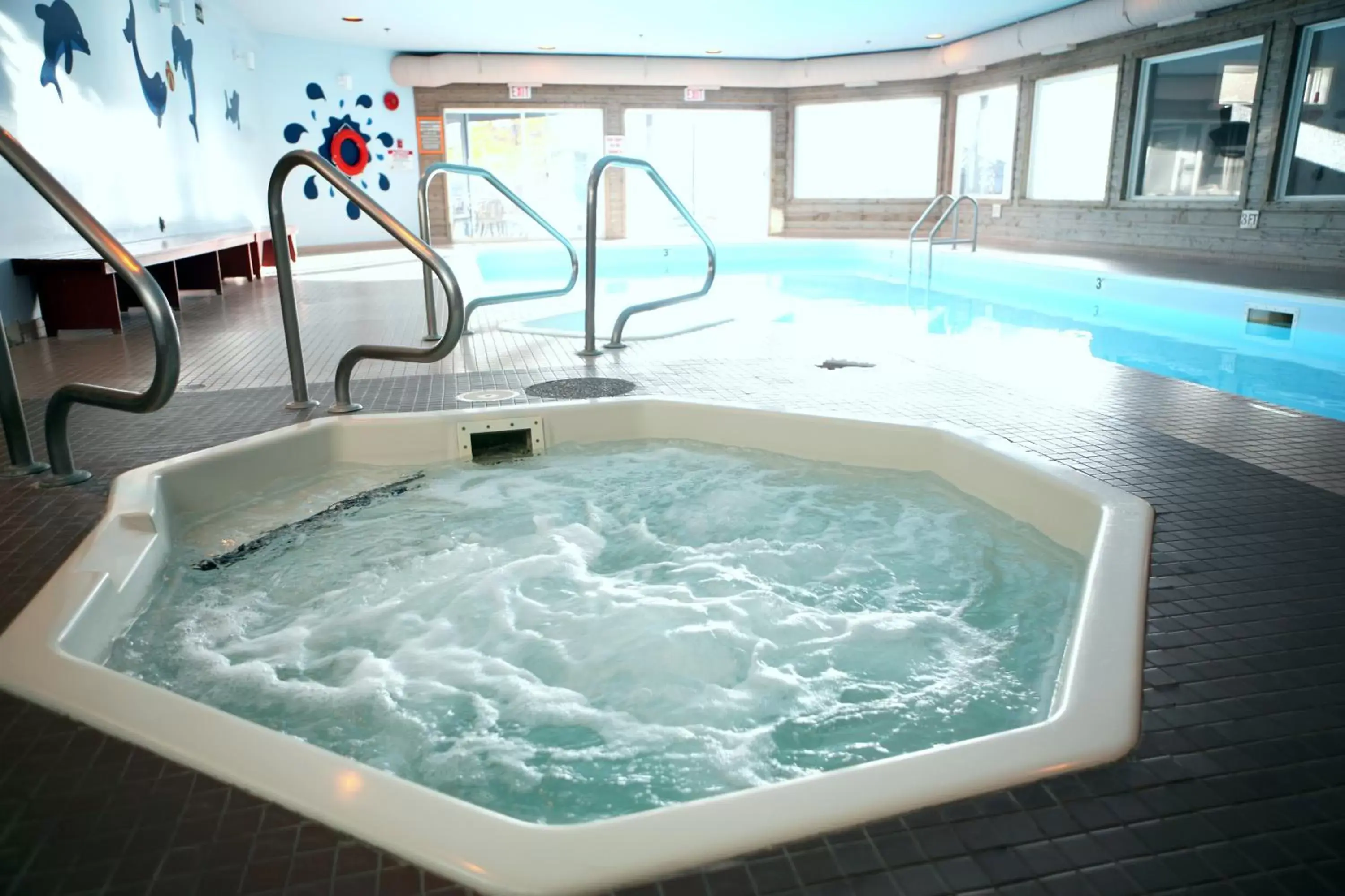 Hot Tub, Swimming Pool in Travelodge by Wyndham Parksville