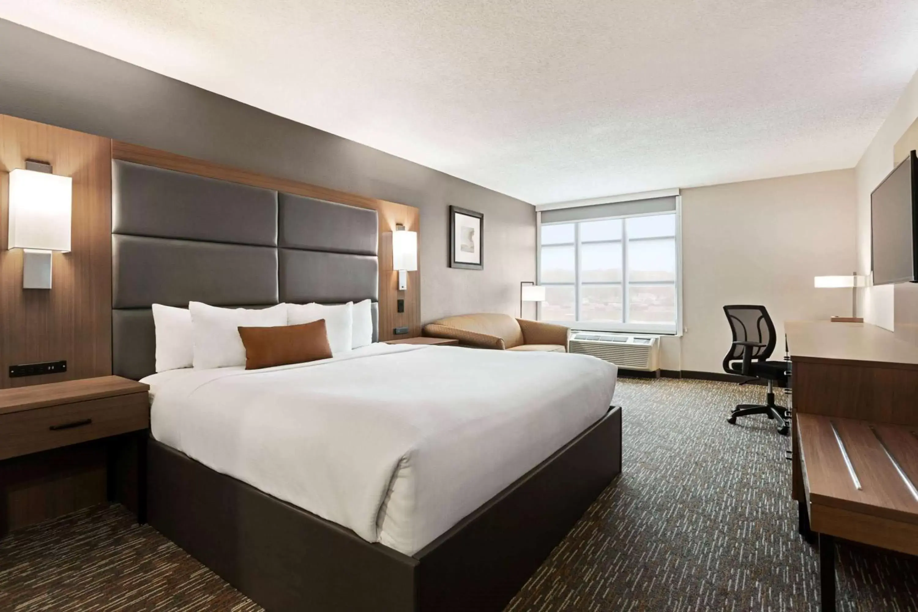 Photo of the whole room, Bed in Wingate by Wyndham Cincinnati Blue Ash