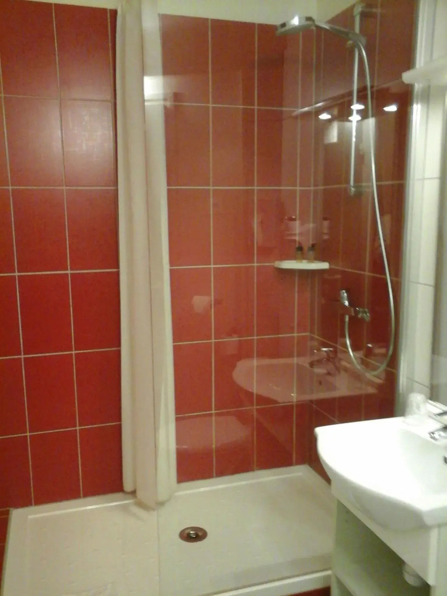 Shower, Bathroom in Hôtel Carmin