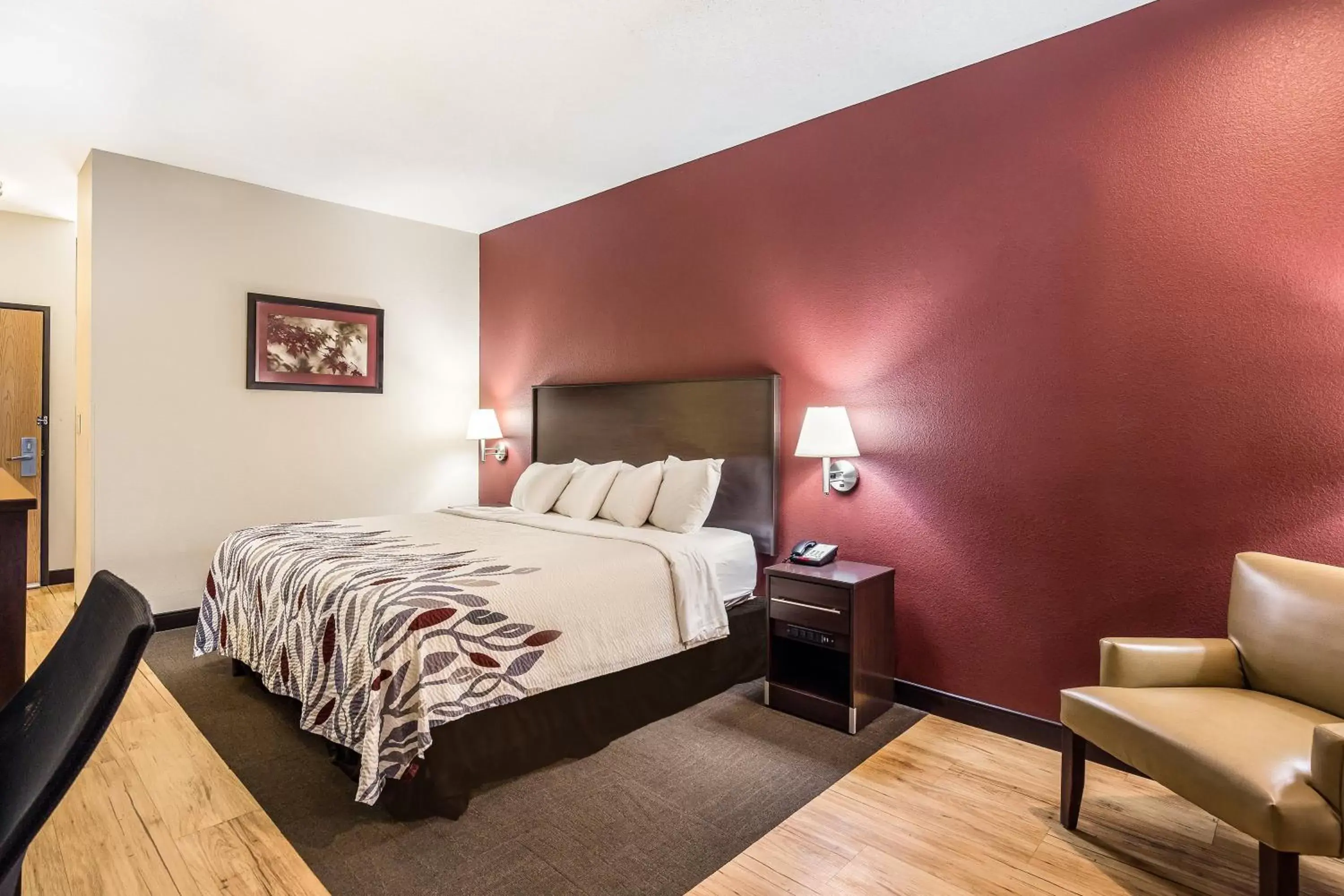 Bedroom, Bed in Red Roof Inn St Louis - Troy, IL