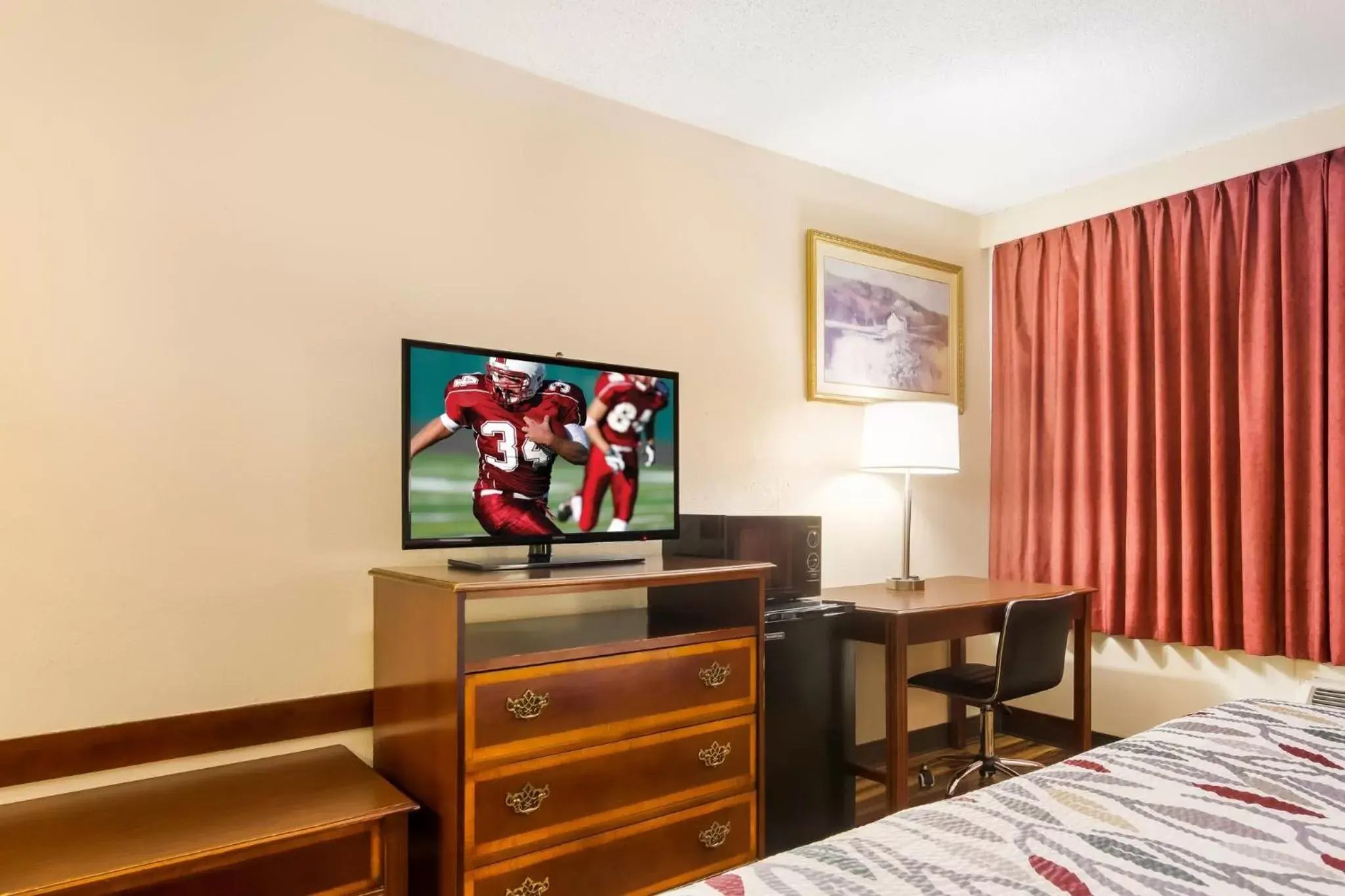 Photo of the whole room, TV/Entertainment Center in Red Roof Inn Lexington - Winchester