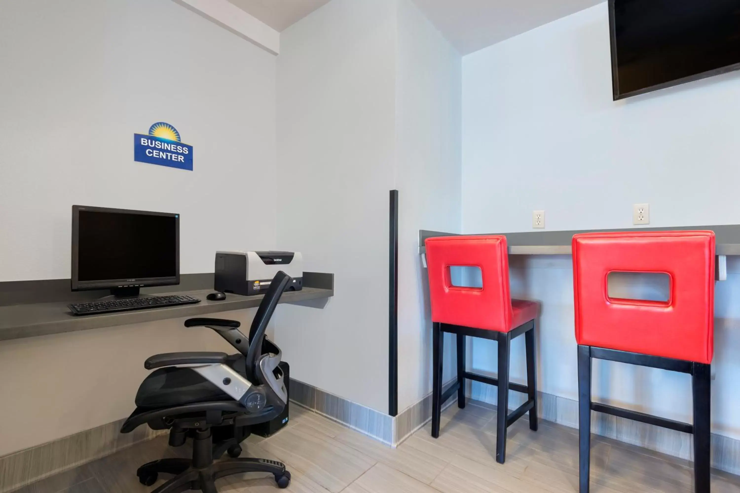 Business facilities, TV/Entertainment Center in Hotel 1550 - SFO Airport West