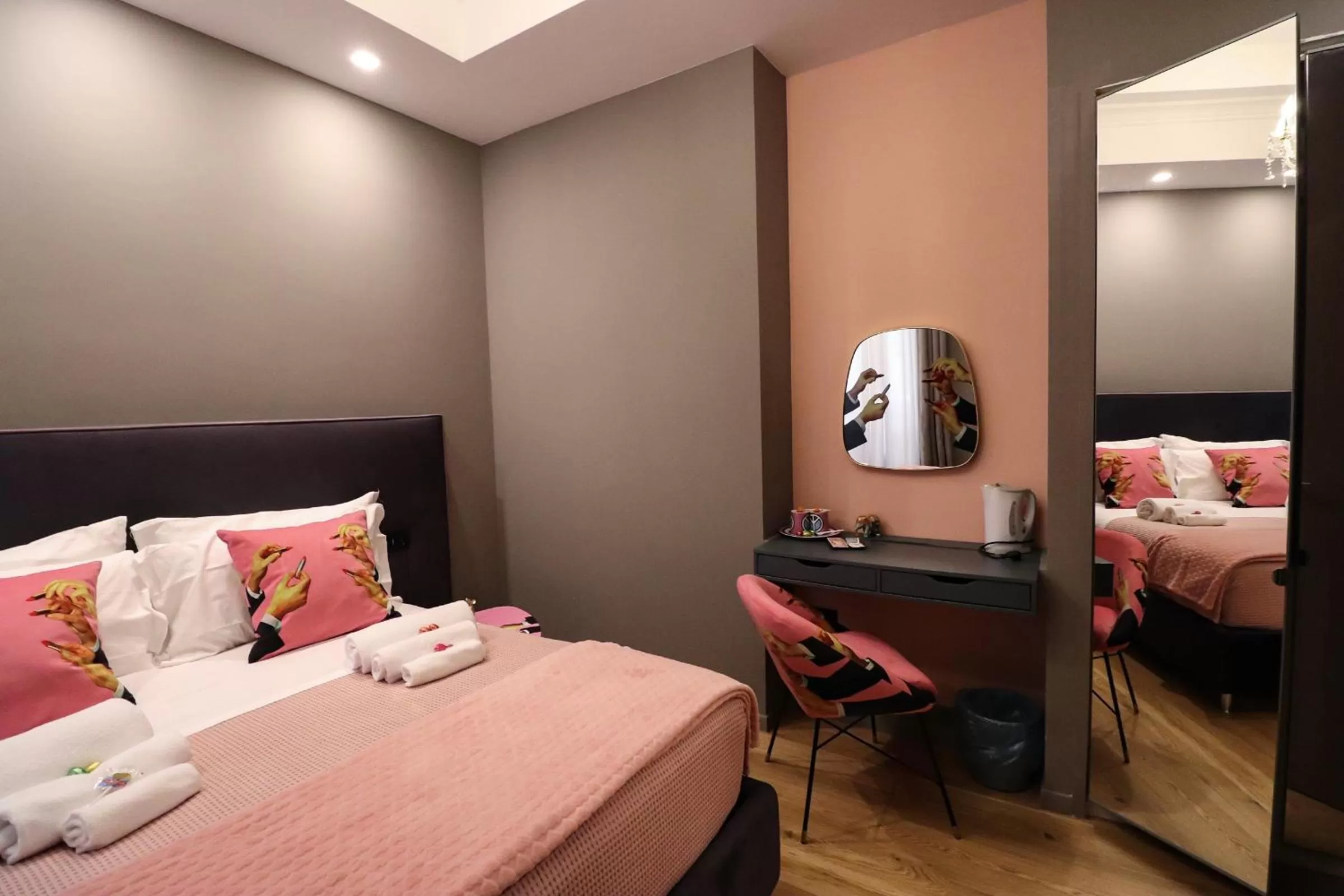 Bed in Aron Only Suites Bed and Breakfast