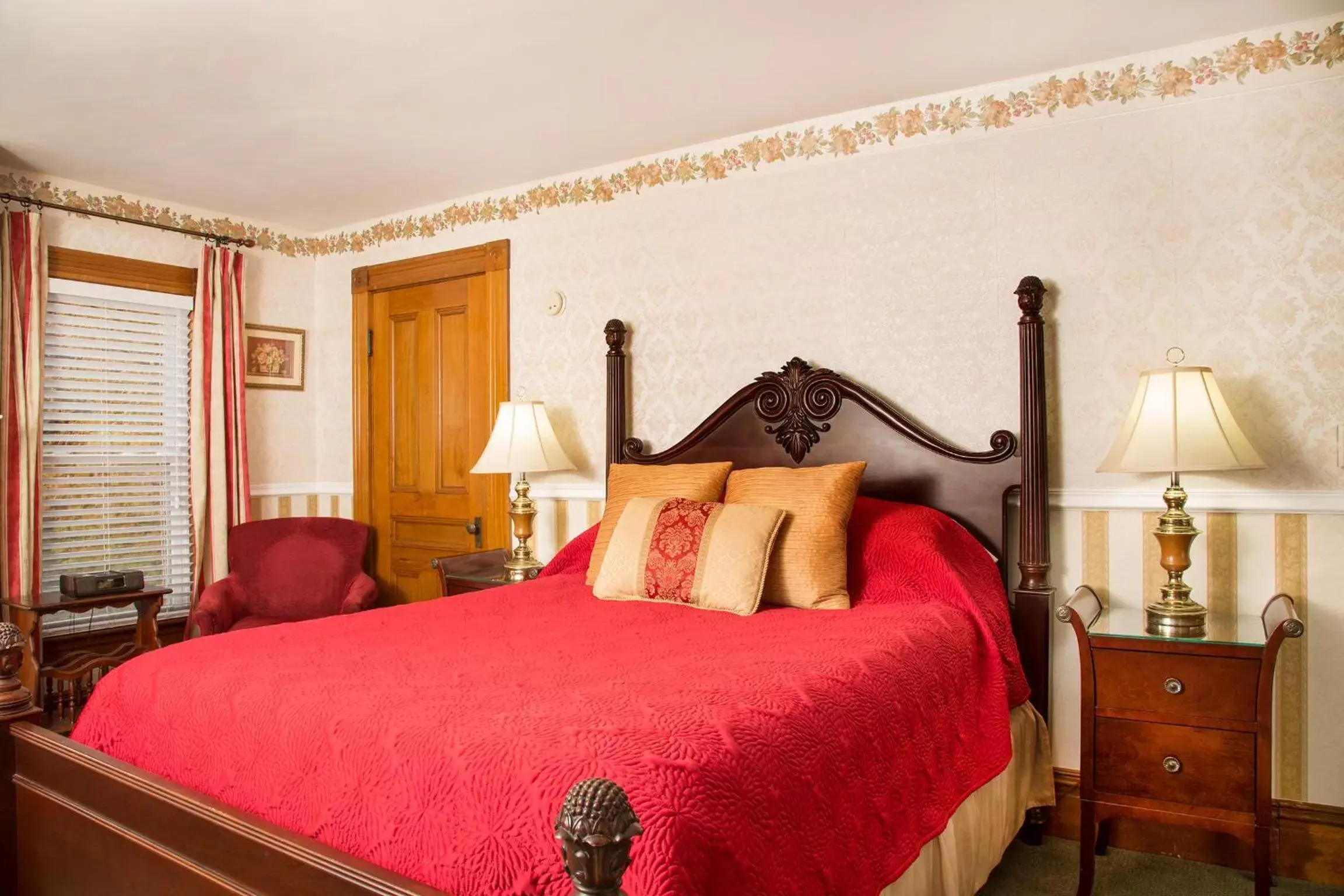 Bed in Glynn House Inn