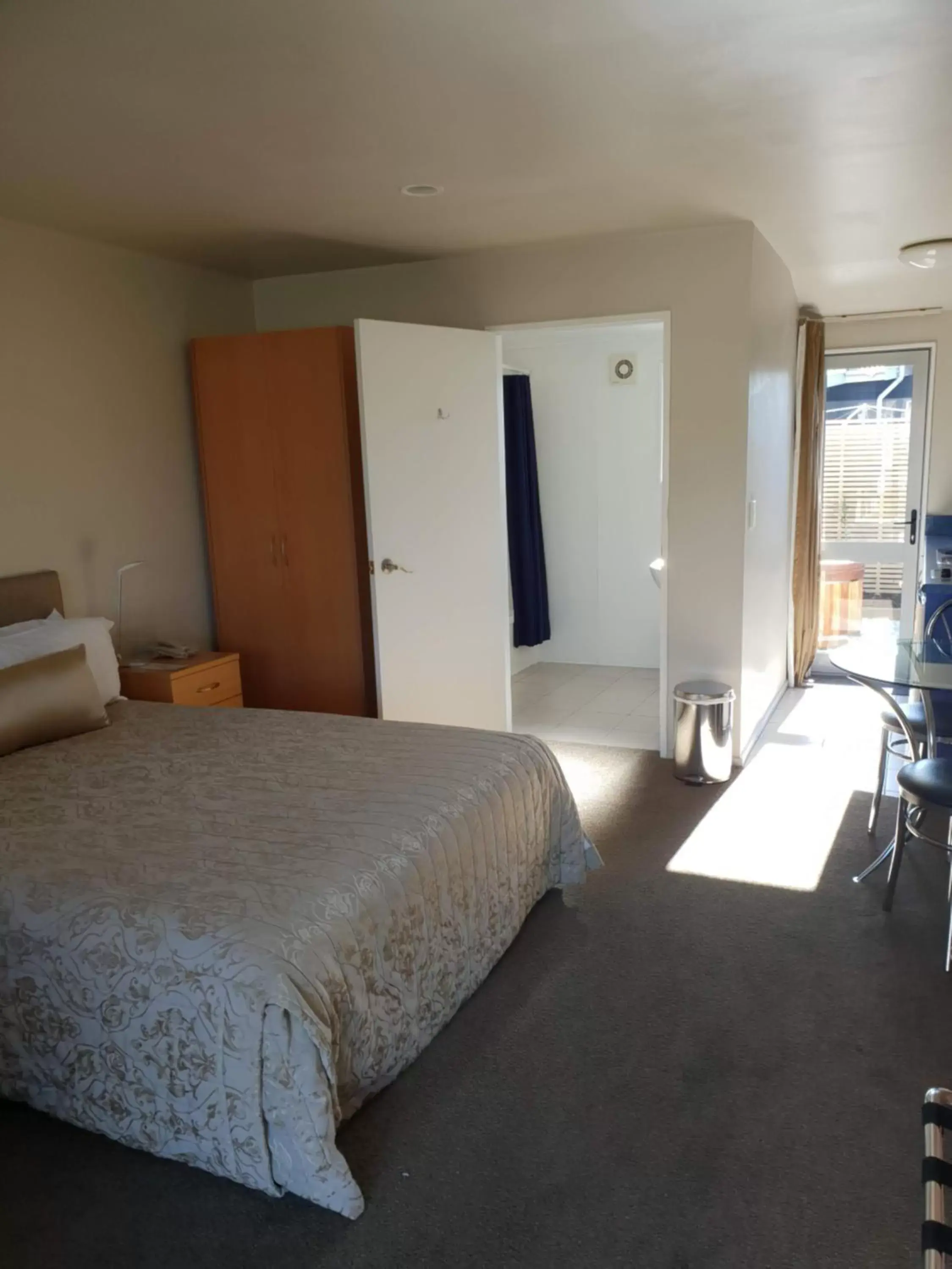 Photo of the whole room, Bed in Anchorage Motel Apartments