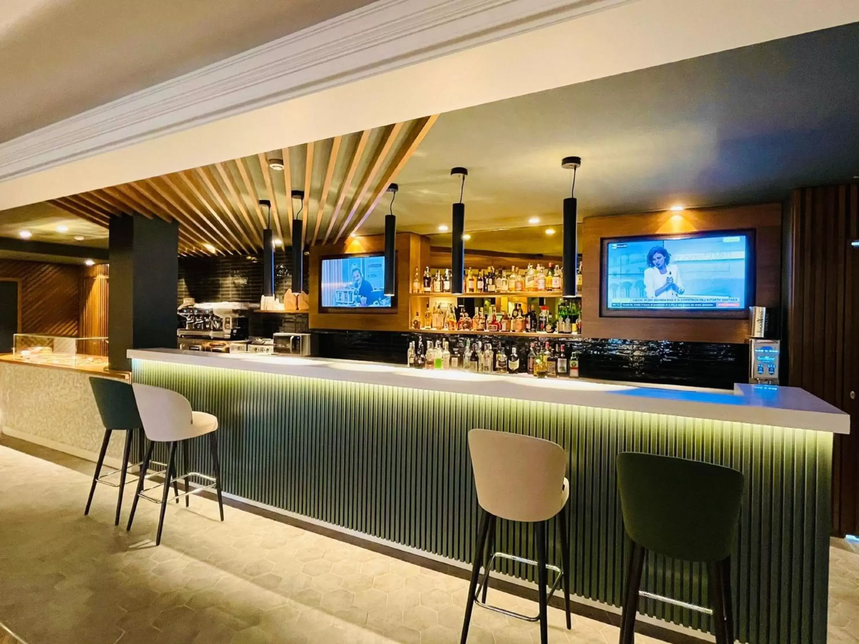 Lounge or bar, Lounge/Bar in Holiday Inn Naples, an IHG Hotel
